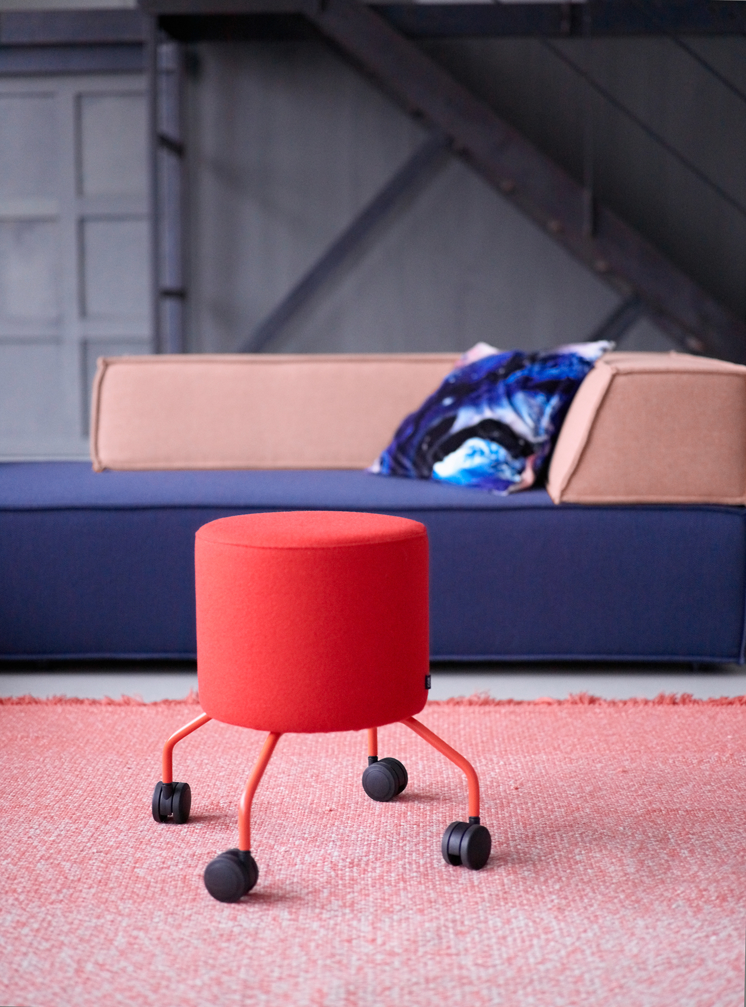 Drop Hocker auf Rollen Cor