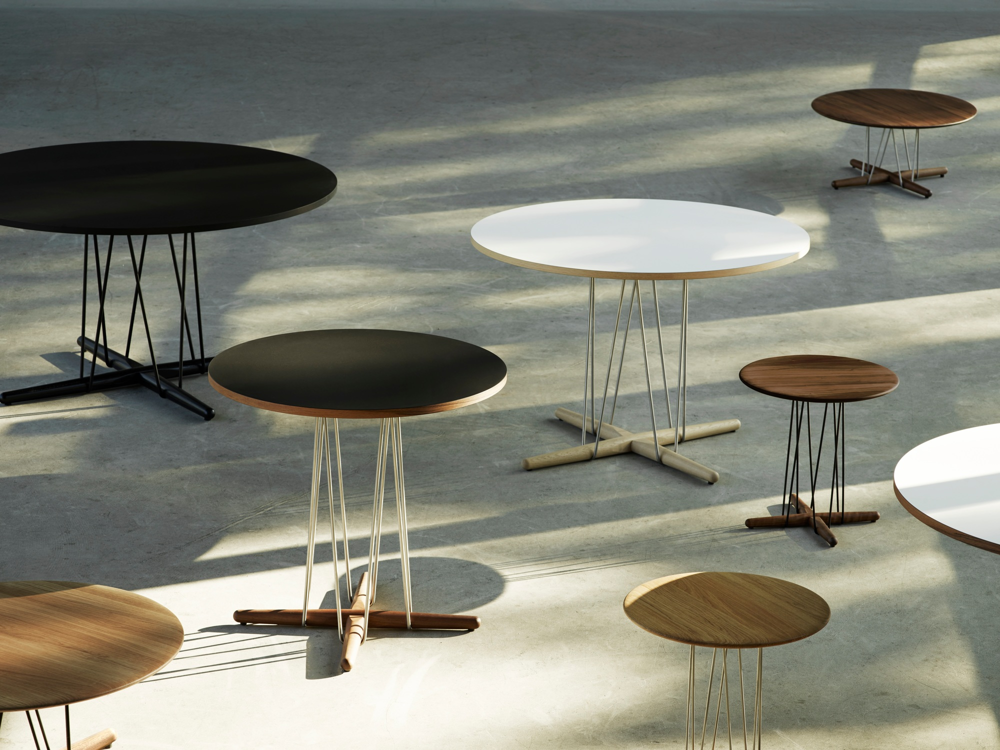Embrace Lounge Table Tisch Carl Hansen & Søn Stahl schwarz pulverbeschichtet - Eiche weißöl