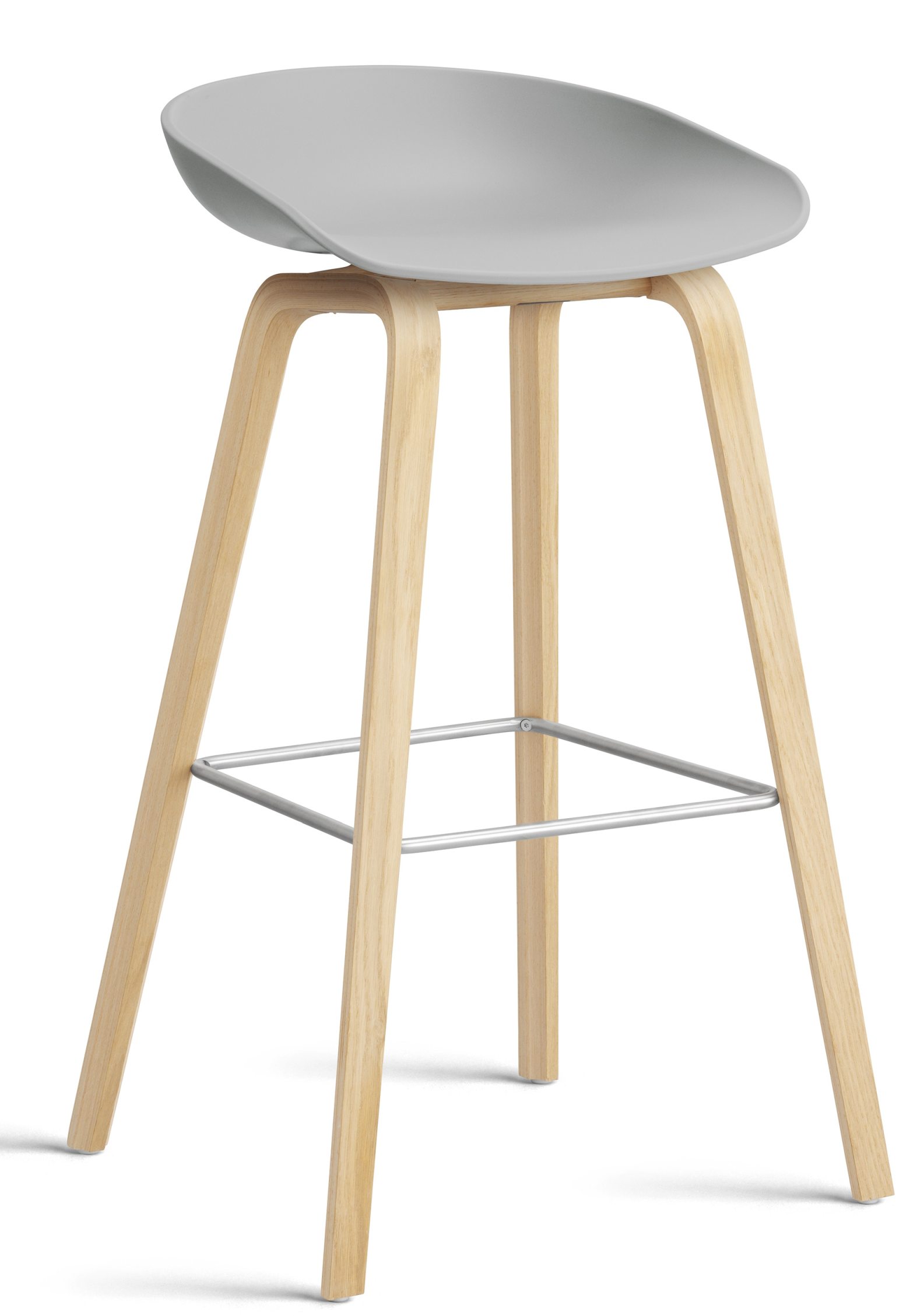 Hay About a Stool AAS32 Barhocker in Betongrau mit geölten Eichenbeinen.