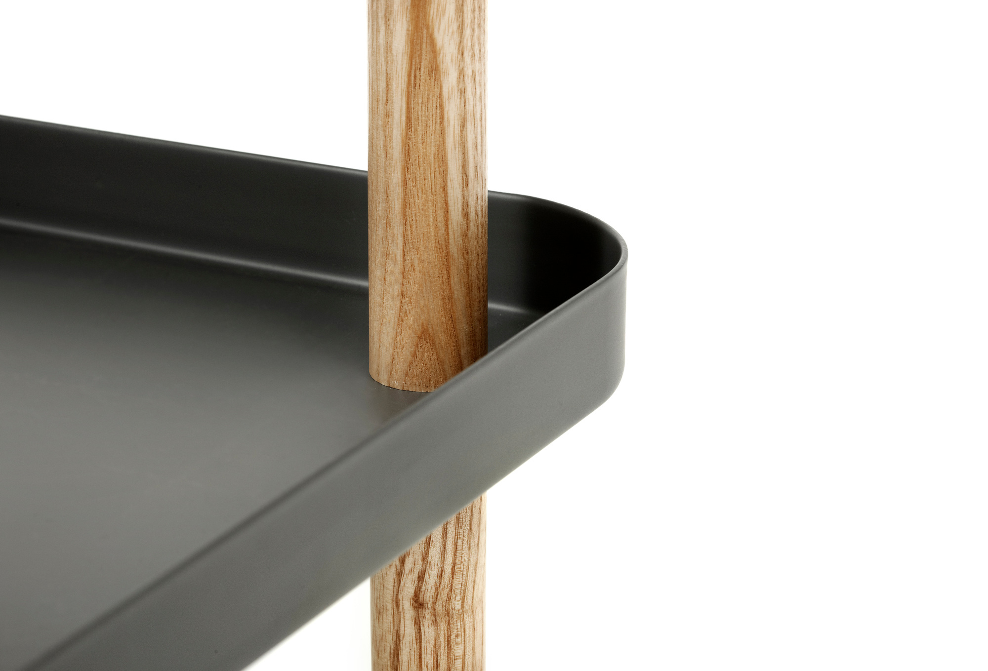 Detailaufnahme: Dunkelgrauer Normann Copenhagen Block Table Servierwagen mit Holzbeinen. Moderner Beistelltisch für Wohnzimmer.