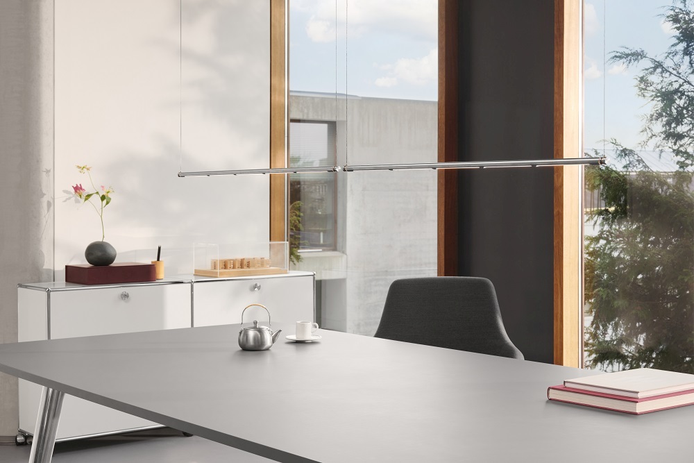 Oneline Hängeleuchte von Fritz Hansen über Esstisch, moderne Pendelleuchte für Esszimmer und Wohnraum.