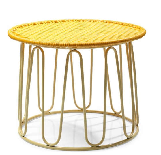 Gelber Circo Beistelltisch von ames für den Outdoor-Bereich, honiggelbe Tischplatte und Gestell.