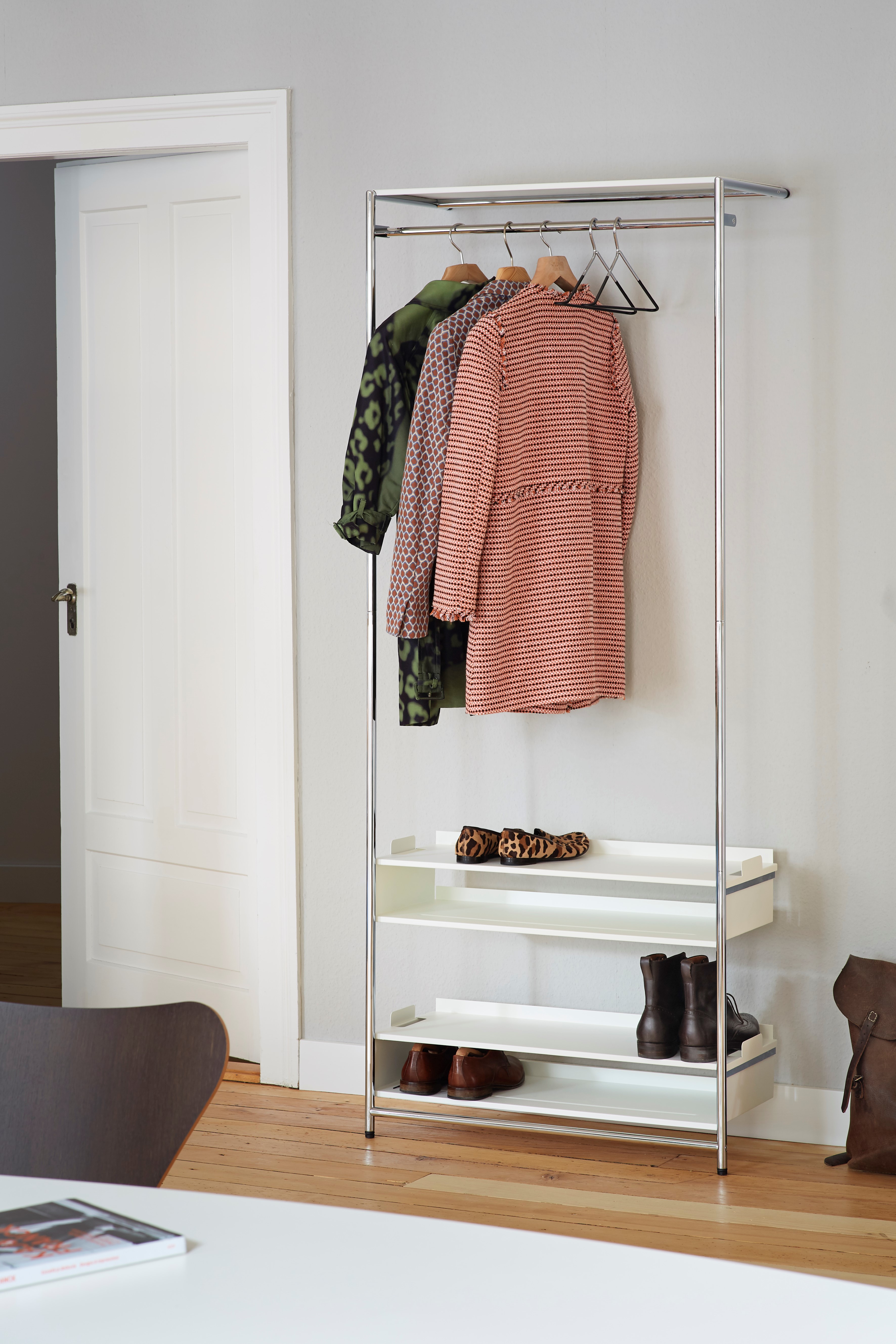 Comba Anlehngarderobe Mox Gestell chrom glanz Tablaren schwarz