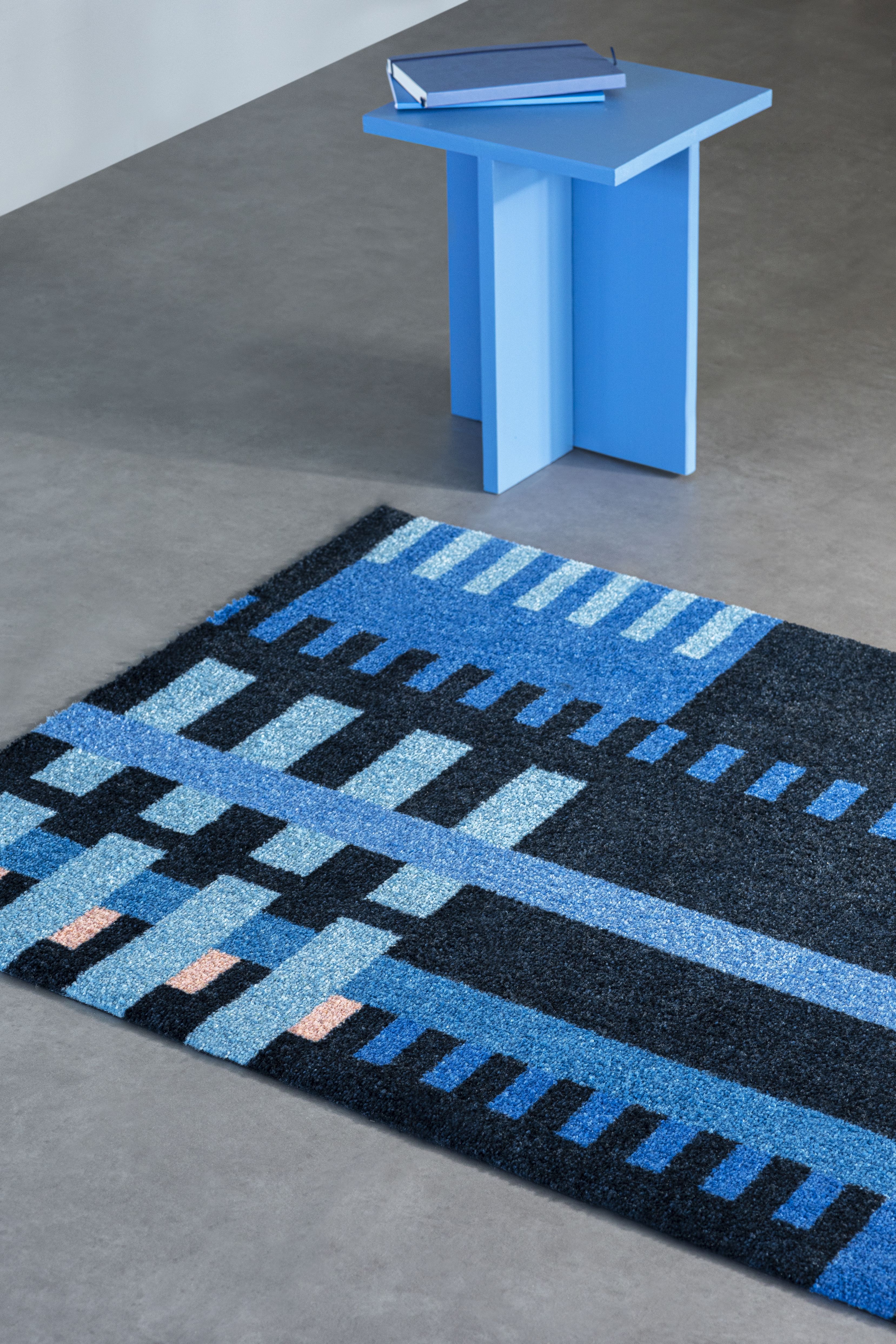 Heymat Loom Fußmatte Bauhaus Blue, 85x115 cm, mit geometrischem Muster in Blautönen. Robuste und stilvolle Eingangsmatte.