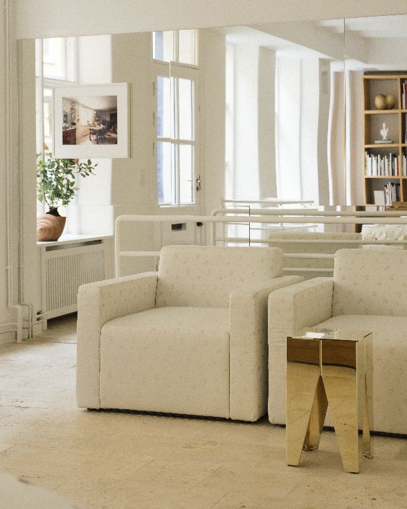 Backenzahn Hocker/Tischchen aus Stahl e15
