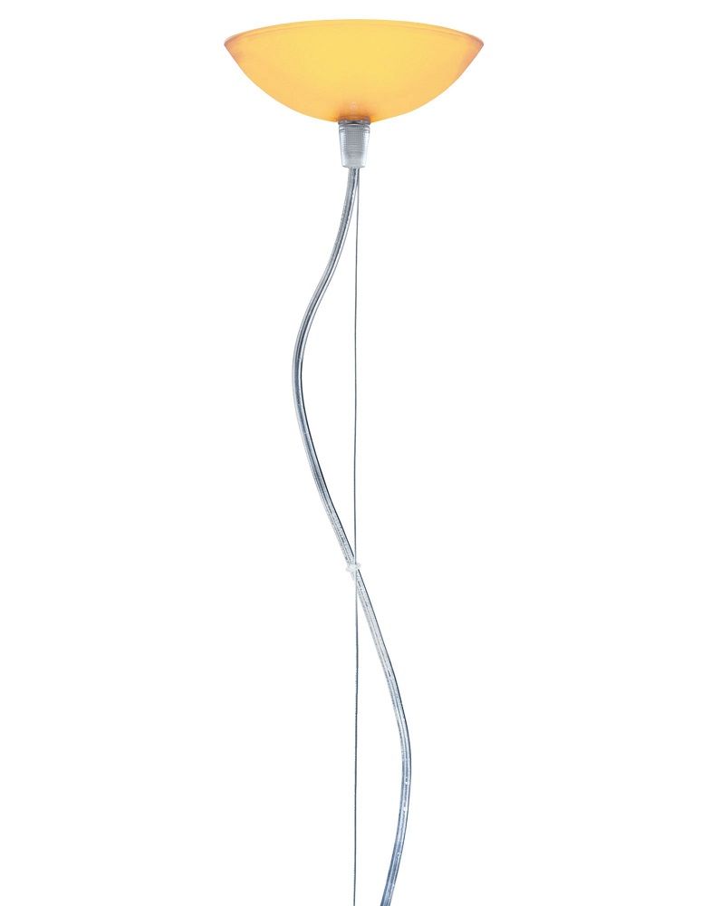 Fly Pendelleuchte von Kartell in Bernstein: Moderne Hängelampe mit transparentem Kabel und warmem Licht.