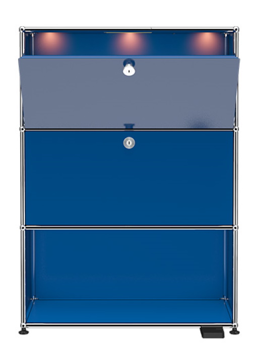 USM Haller Highboard in Enzianblau mit Klapptür und integrierter Beleuchtung, modernes Designmöbel für Wohnraum und Büro.
