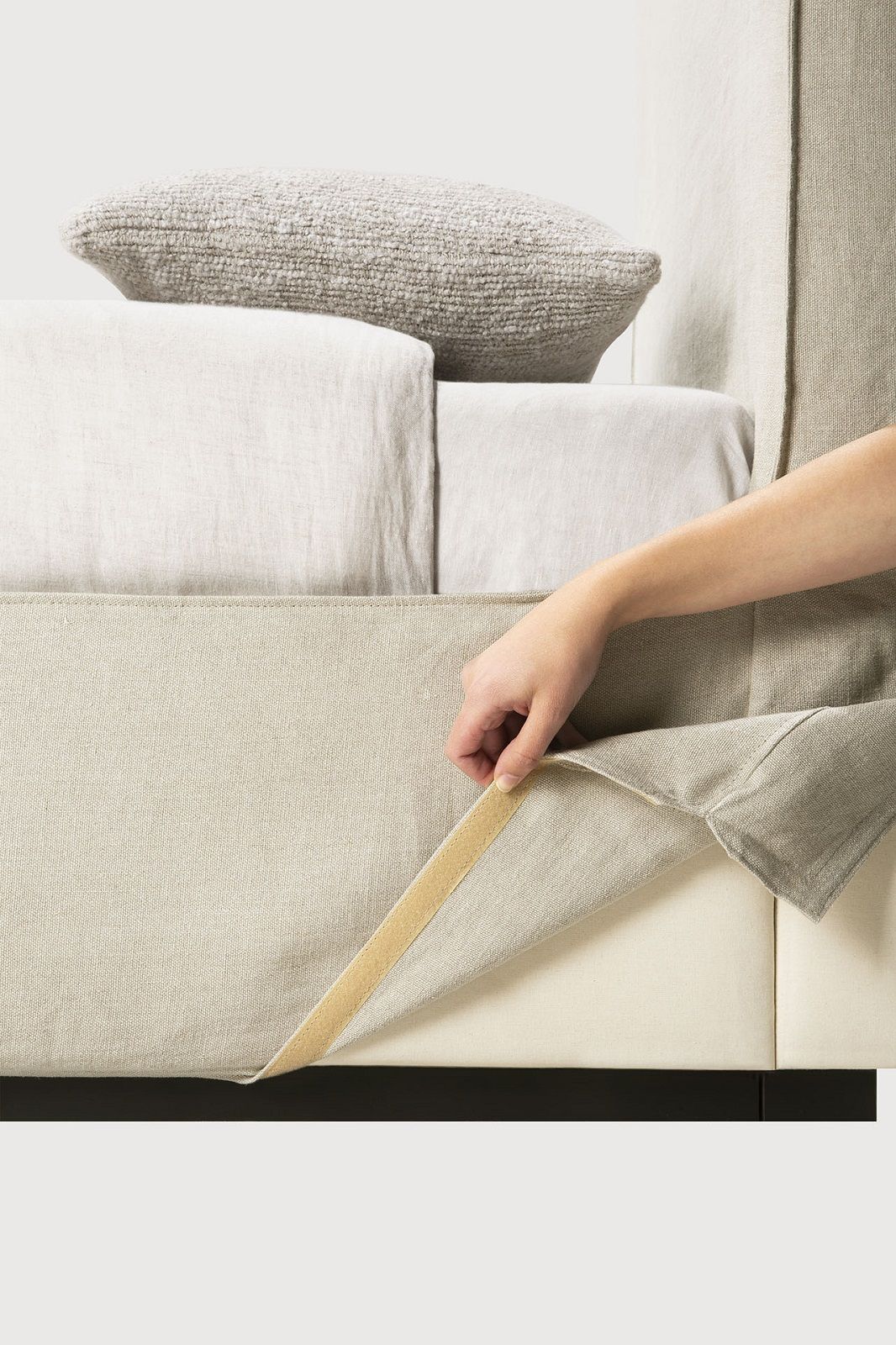 Detailaufnahme: Revive Bett von Ethnicraft mit abnehmbarem Bezug und Klettverschluss. Hochwertiges Schlafzimmermöbel für erholsamen Schlaf.