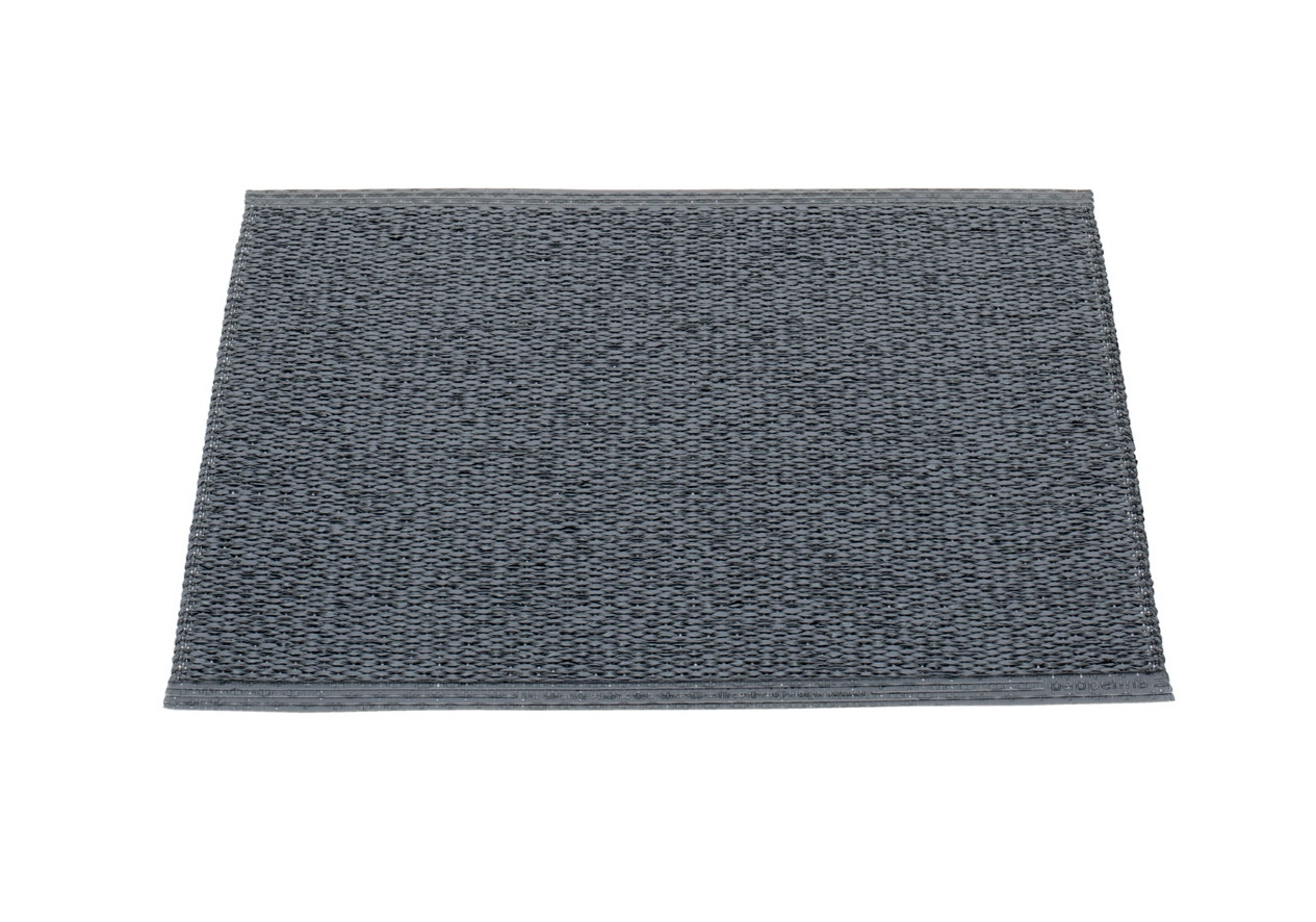 Grauer Svea Kunststoffteppich, Größe 70x50, von Pappelina. Robuster und pflegeleichter Teppich für Innen und Außen.