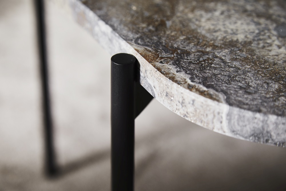 Detailaufnahme: La Terra Couchtisch von Woud, graumeliert, mit schwarzem Metallgestell. Moderner Beistelltisch.