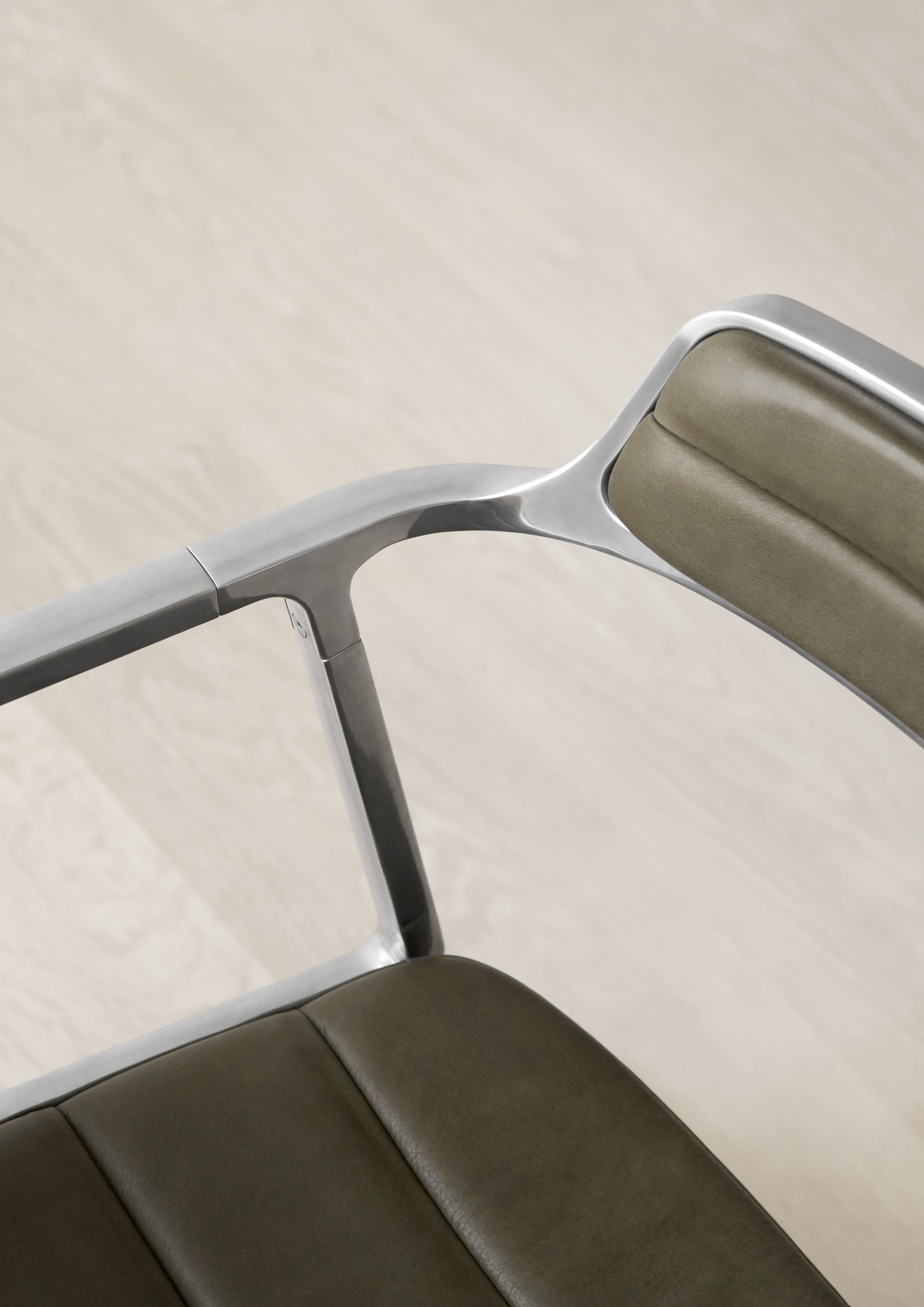 VIPP452 Swivel Stuhl mit Gleitern grünes Leder Vipp VIPP452 Swivel Stuhl mit Gleitern grünes Leder Vipp