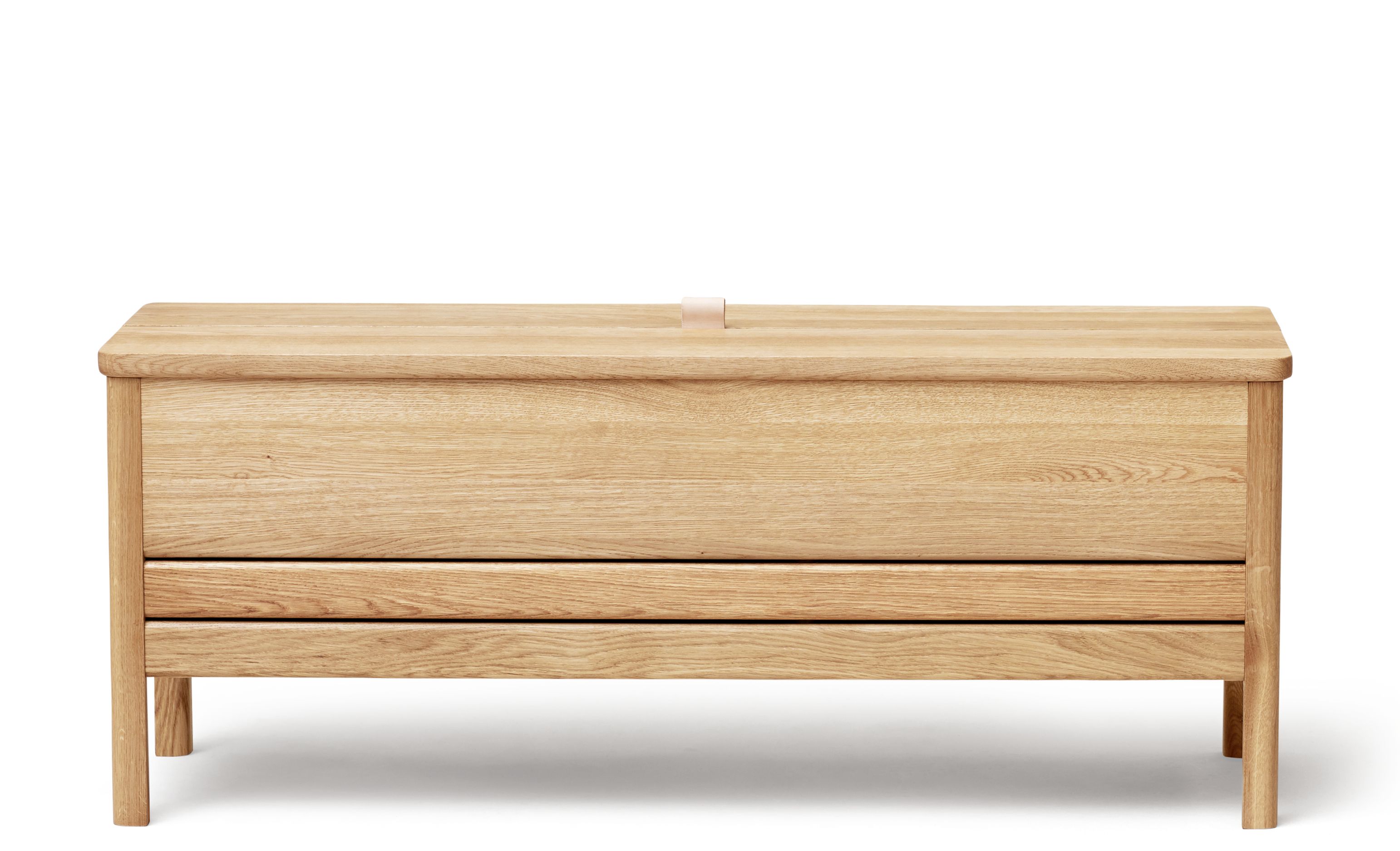A Line Truhenbank aus Eiche, weiß geölt von Form & Refine. Truhe, Bank, Möbel.