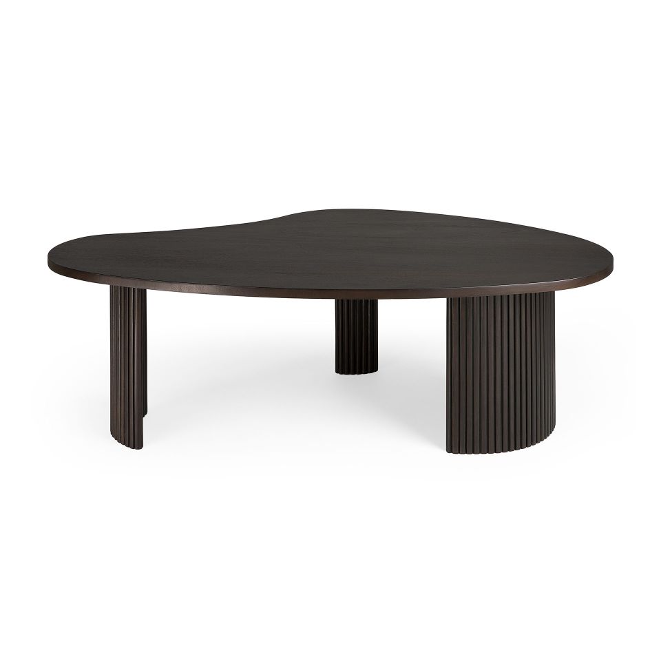 Ethnicraft Boomerang Couchtisch aus Mahagoni, 125 cm breit, mit einzigartigem Design und geriffelten Beinen.