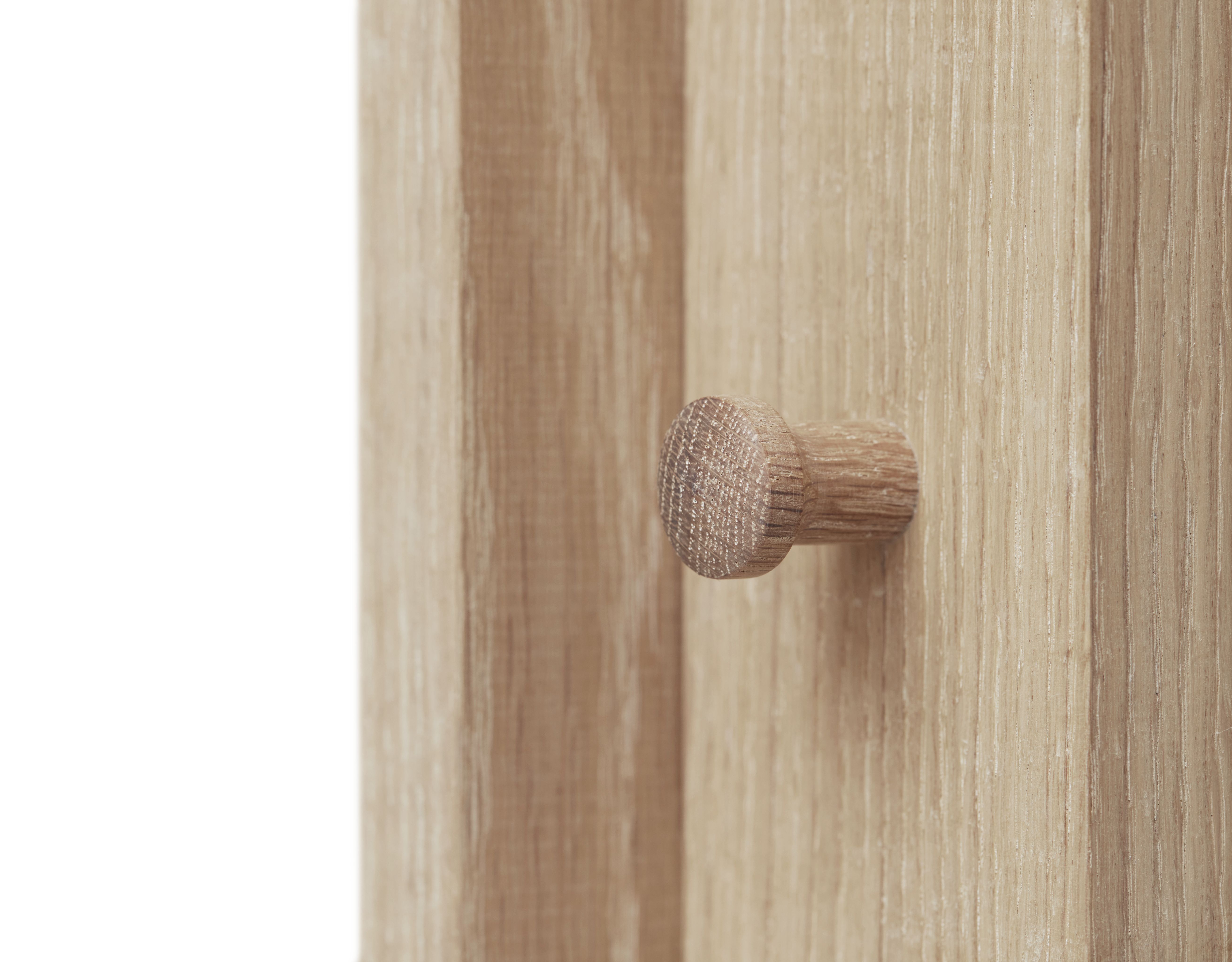 Detailaufnahme des Foyer Garderobenständers von Form & Refine, aus geöltem Eichenholz mit Haken.