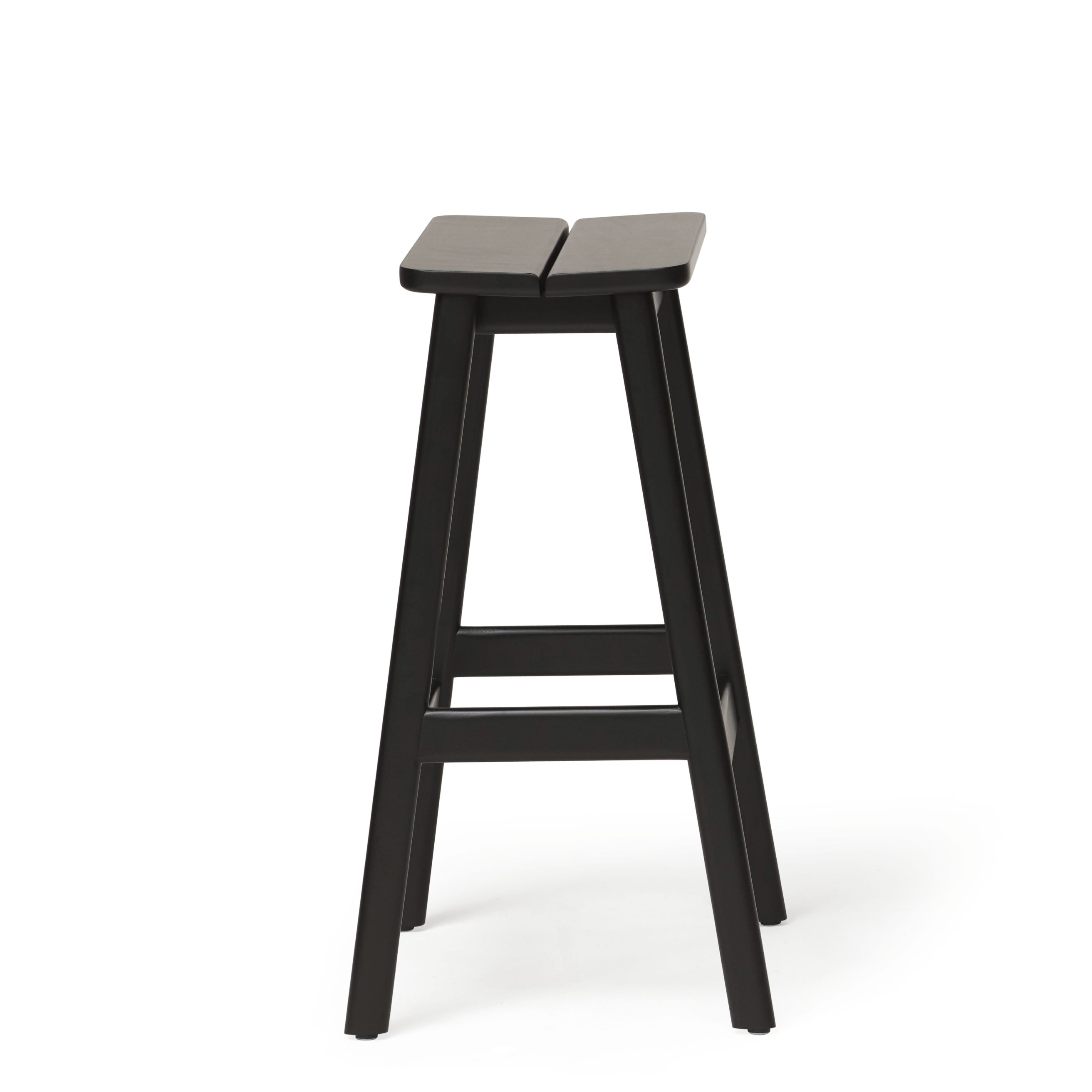 Angle Standard Barhocker Form & Refine Angle Barhocker von Form & Refine, schwarz gebeizt, aus Holz, für Küche und Bar.