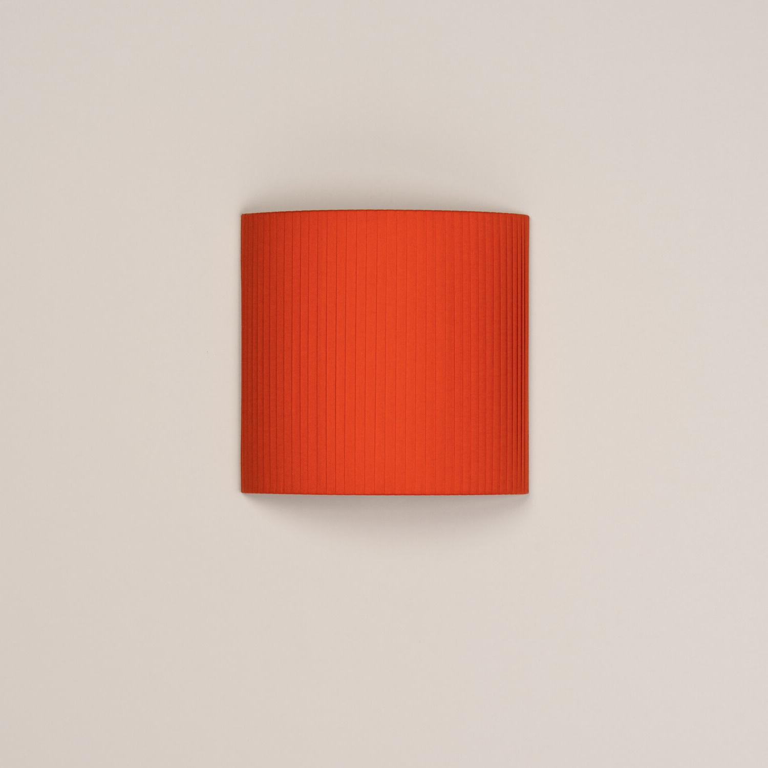 Quadratische Wandleuchte "Comodín cuadrado" von Santa & Cole mit rotem Stoffschirm. Moderne Innenbeleuchtung.