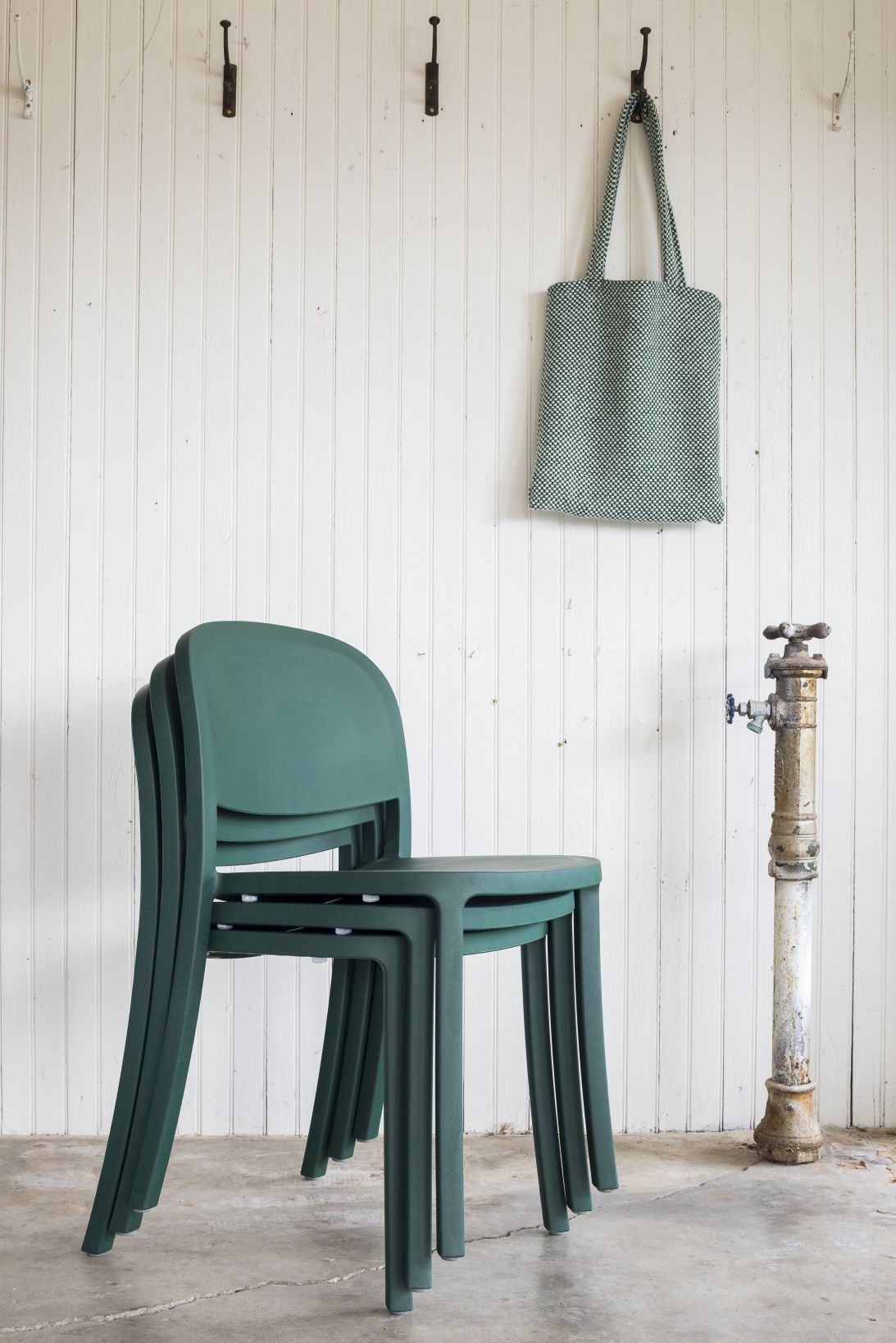 1 Inch Reclaimed Stuhl stapelbar Blau Emeco