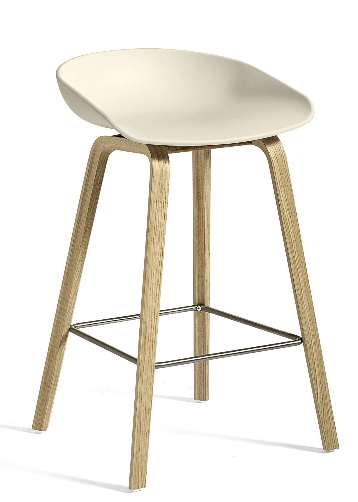 About a Stool AAS32 Barhocker in Creme mit Holzbeinen und Fußstütze.
