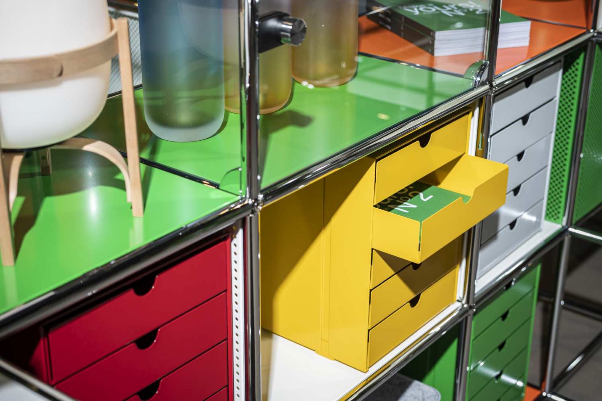 USM Haller Inos Kastenset C4 mit 5 Schalen geschlossen Home Office Rubinrot