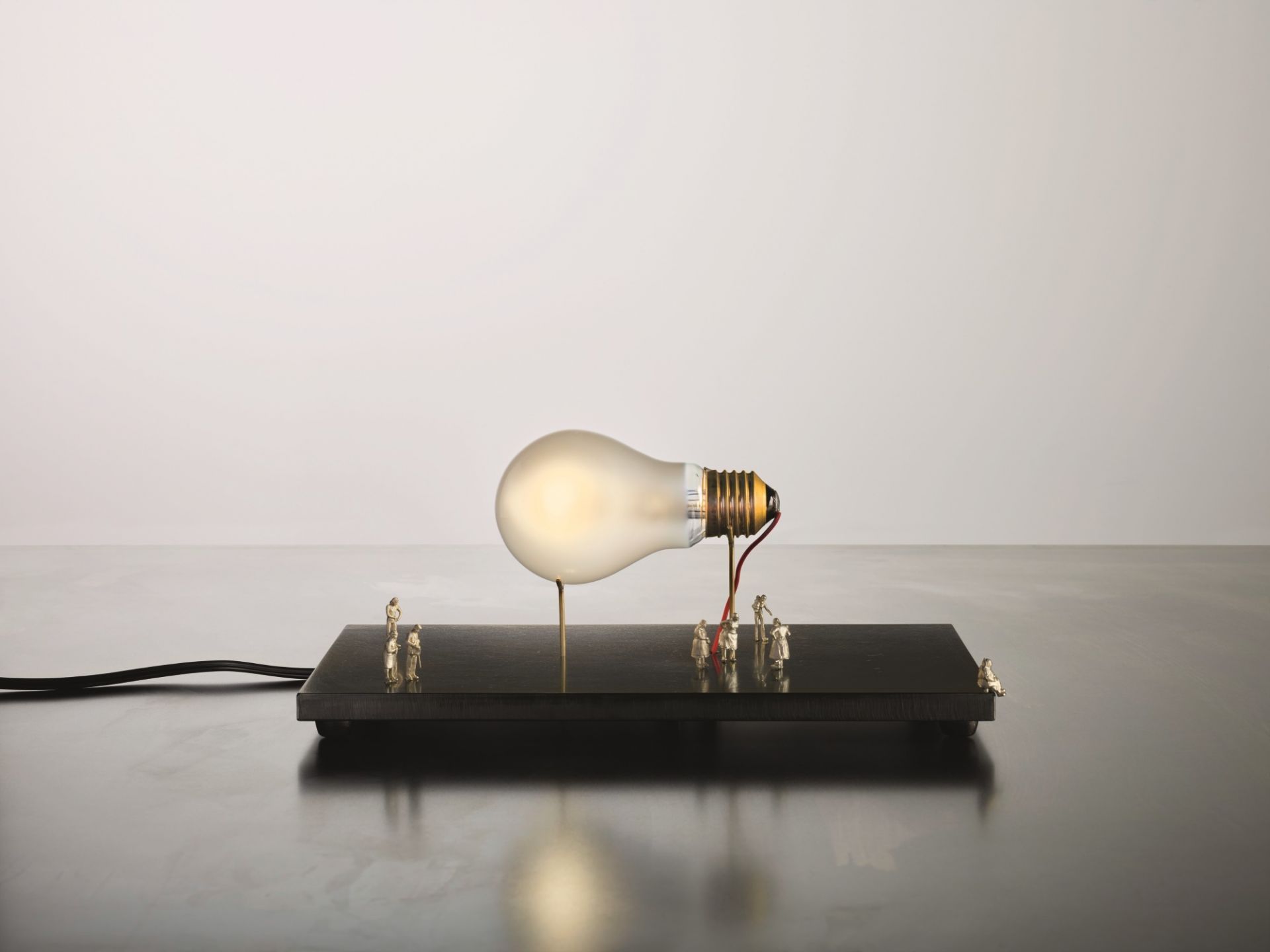 I Ricchi Poveri Monument for a Bulb Tischleuchte Ingo Maurer