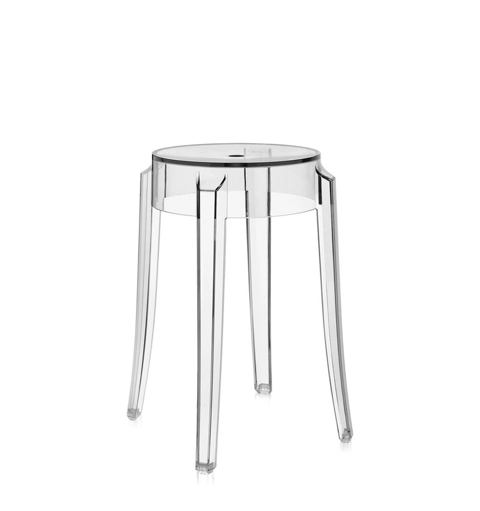 Klarer Kartell Hocker, Modell Charles Ghost, aus transparentem Kunststoff mit vier Beinen.