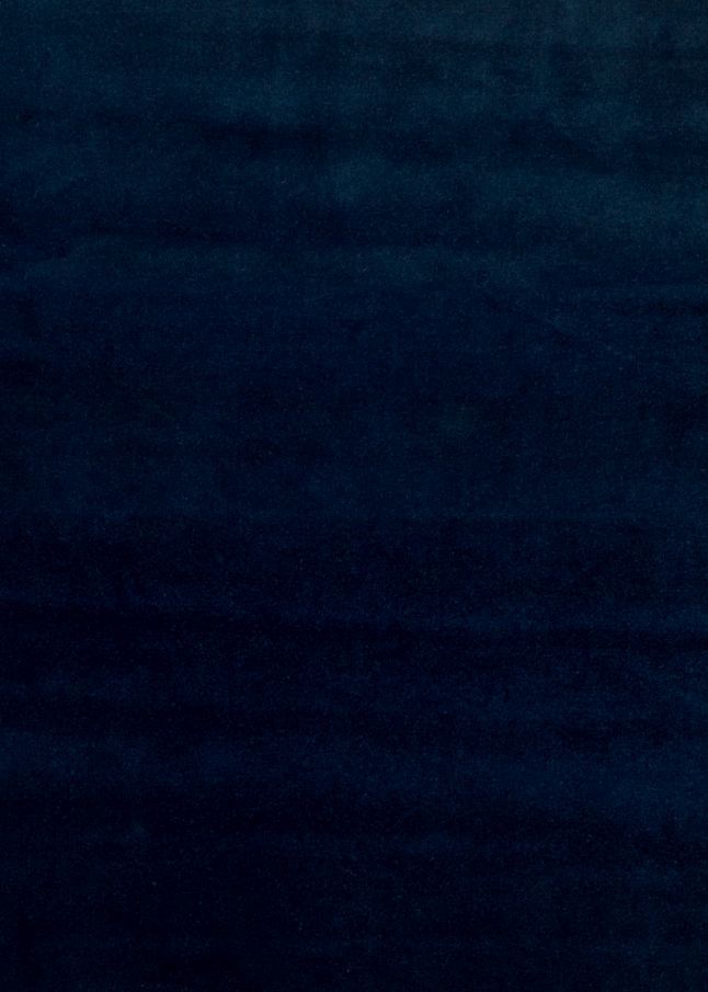 Detailaufnahme des blauen Samtbezugs vom Beetle Chair Stuhl von Gubi, Modell 420.