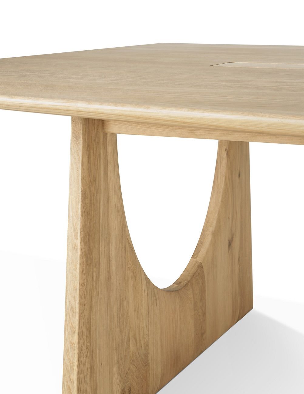 Detailaufnahme Ethnicraft Geometric Meetingtisch aus Eiche mit Kabelbox, Büromöbel und Konferenztisch.