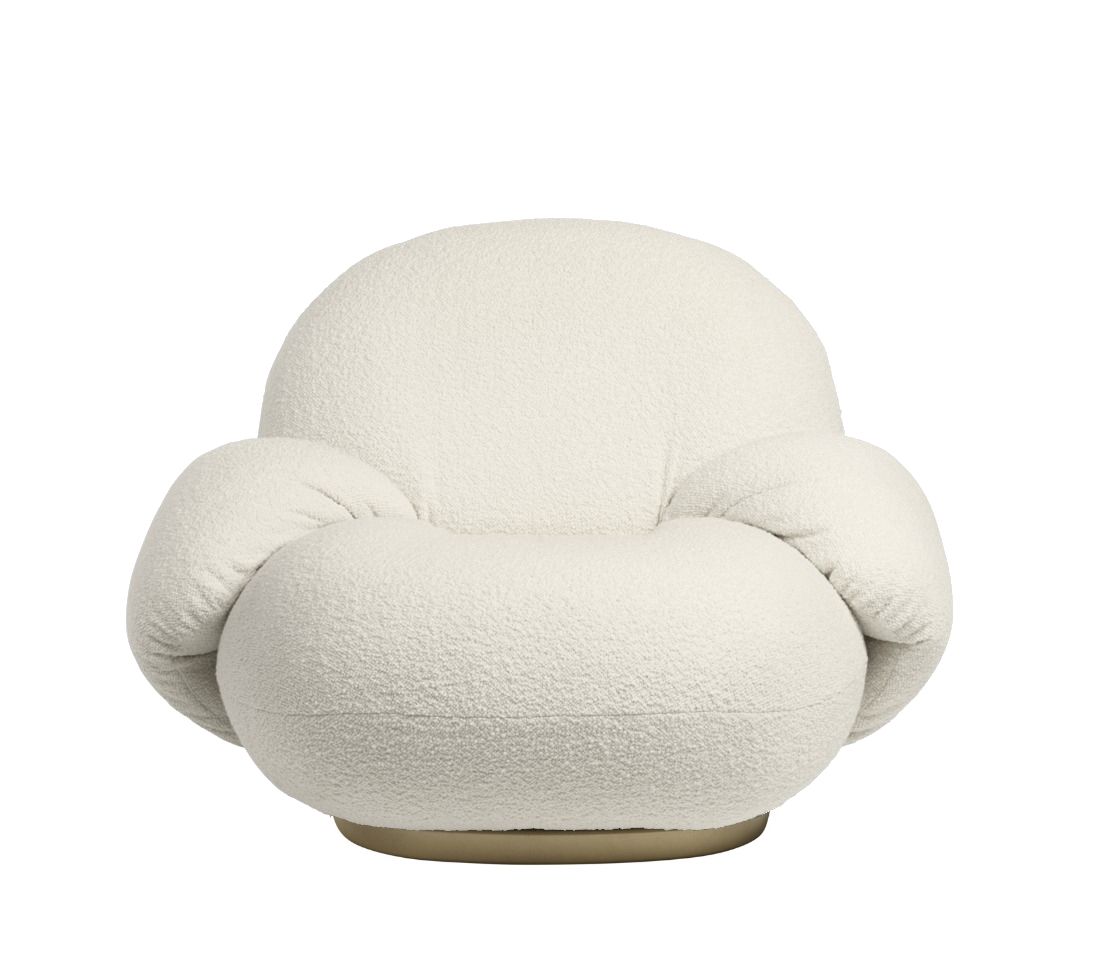 Pacha Lounge Chair Sessel mit Armlehnen, cremefarbenem Stoff und perlgoldenem Sockel. Gemütlicher Design Sessel.