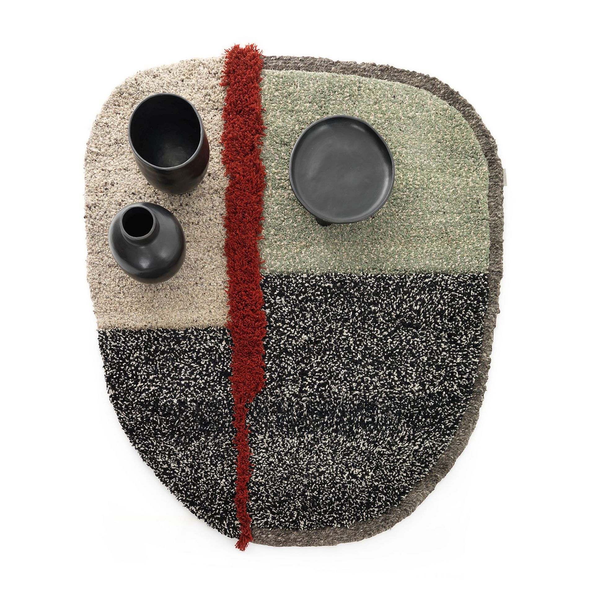 Nudo Teppich von ames, groß, mit geometrischem Muster in Beige, Grün, Schwarz und Rot.