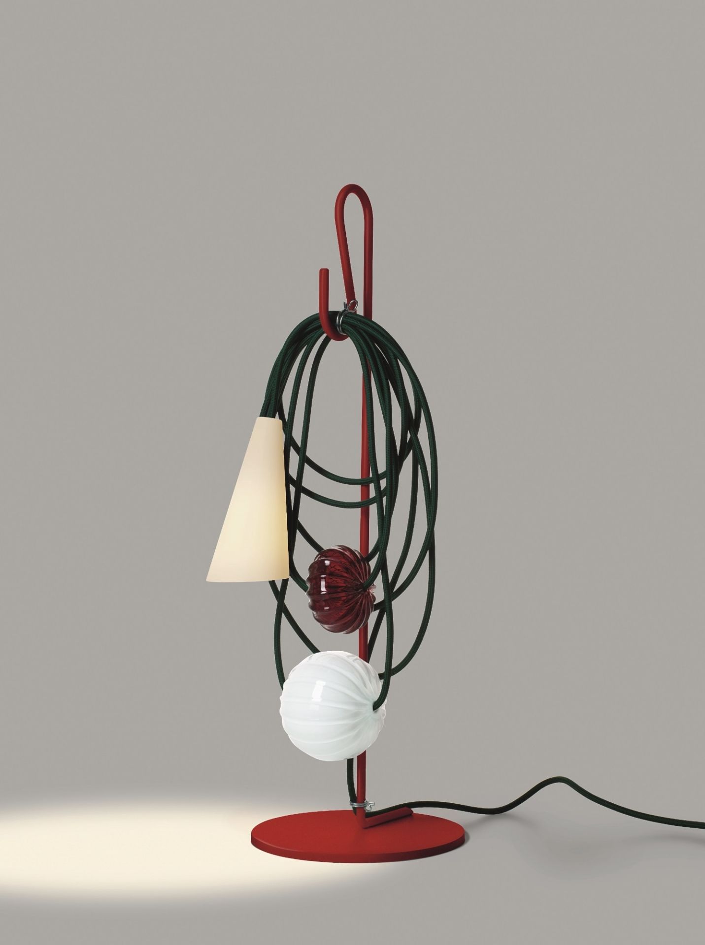 Filo Tischleuchte von Foscarini in Ruby Jaypure: Moderne Lampe mit rotem Gestell und dekorativen Elementen.