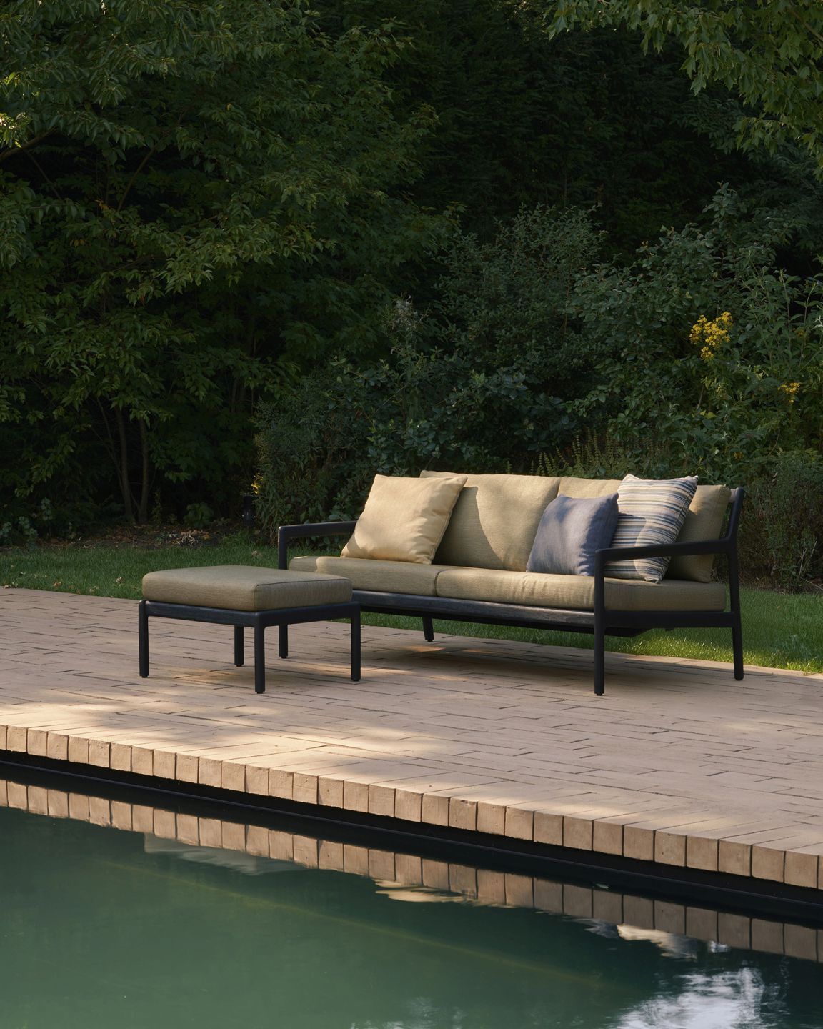 Jack Outdoor 2-Sitzer Sofa Teak Schwarz lackiert Burgundy Ethnicraft