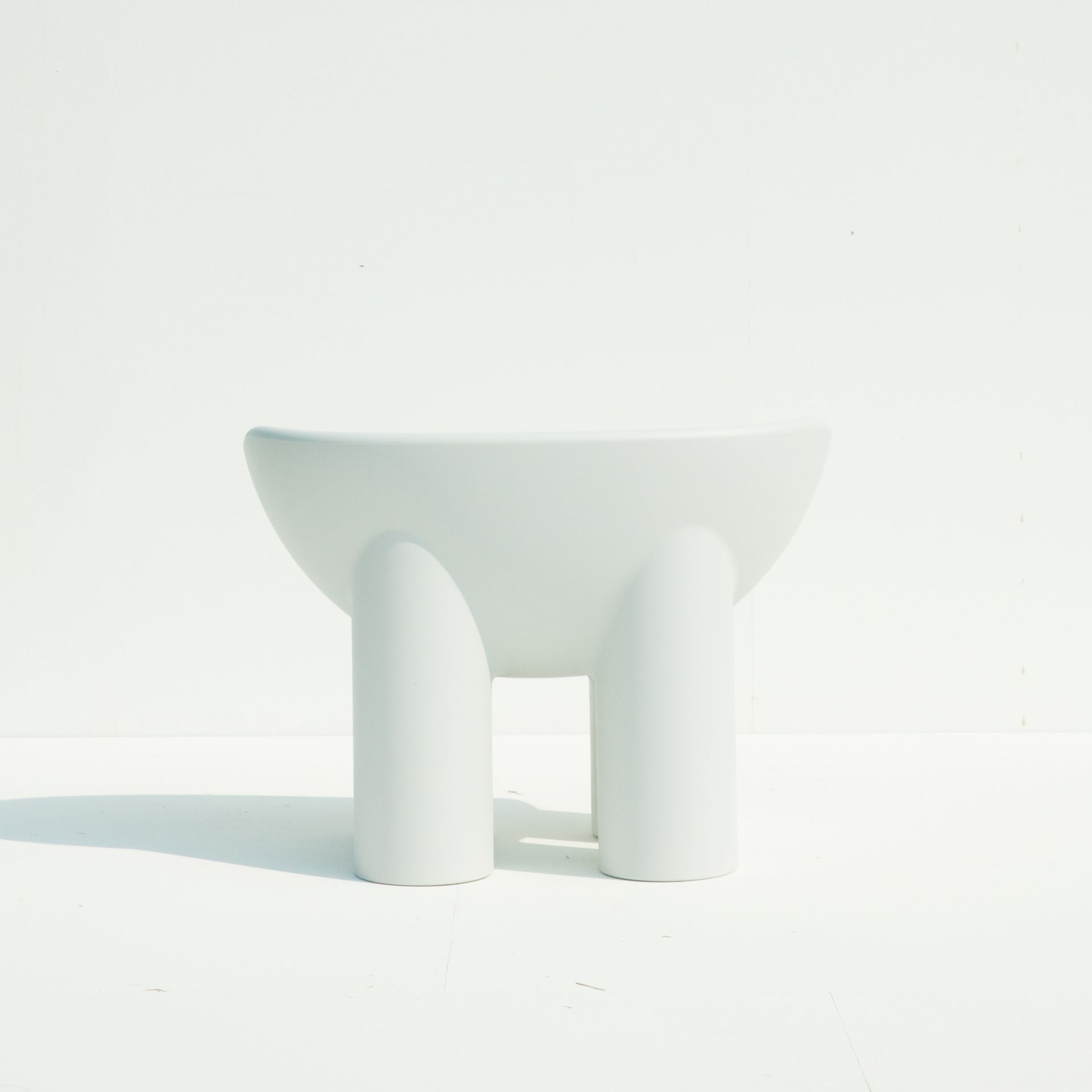 Weißer Roly Poly Sessel von Driade, moderner Designstuhl für Wohnzimmer und Garten.