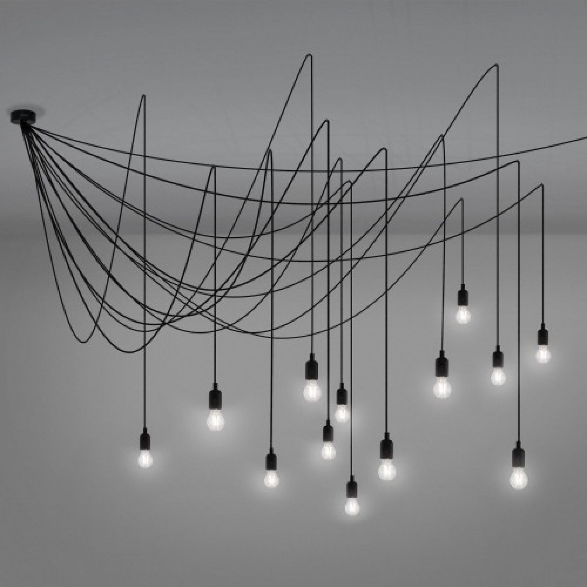 Maman Pendelleuchte: Schwarze Designerlampe mit vielen einzelnen Pendeln und Glühbirnen für stimmungsvolle Beleuchtung.