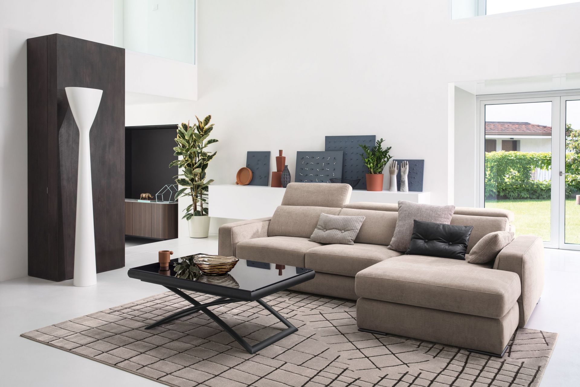 Moderne, weiße Luceplan Stehleuchte im Wohnzimmer. D38L Carrara LED Lampe für stilvolle Beleuchtung.