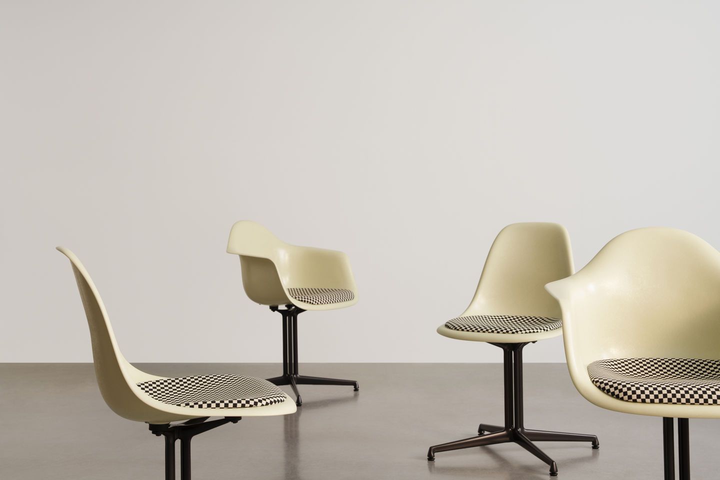 Eames Plastic Arm Chair DAL mit Sitzpolster Vitra