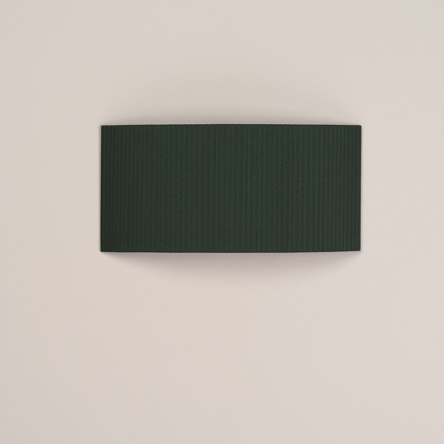 Rechteckige Comodín Wandleuchte in Grün mit gerippter Textur von Santa & Cole.