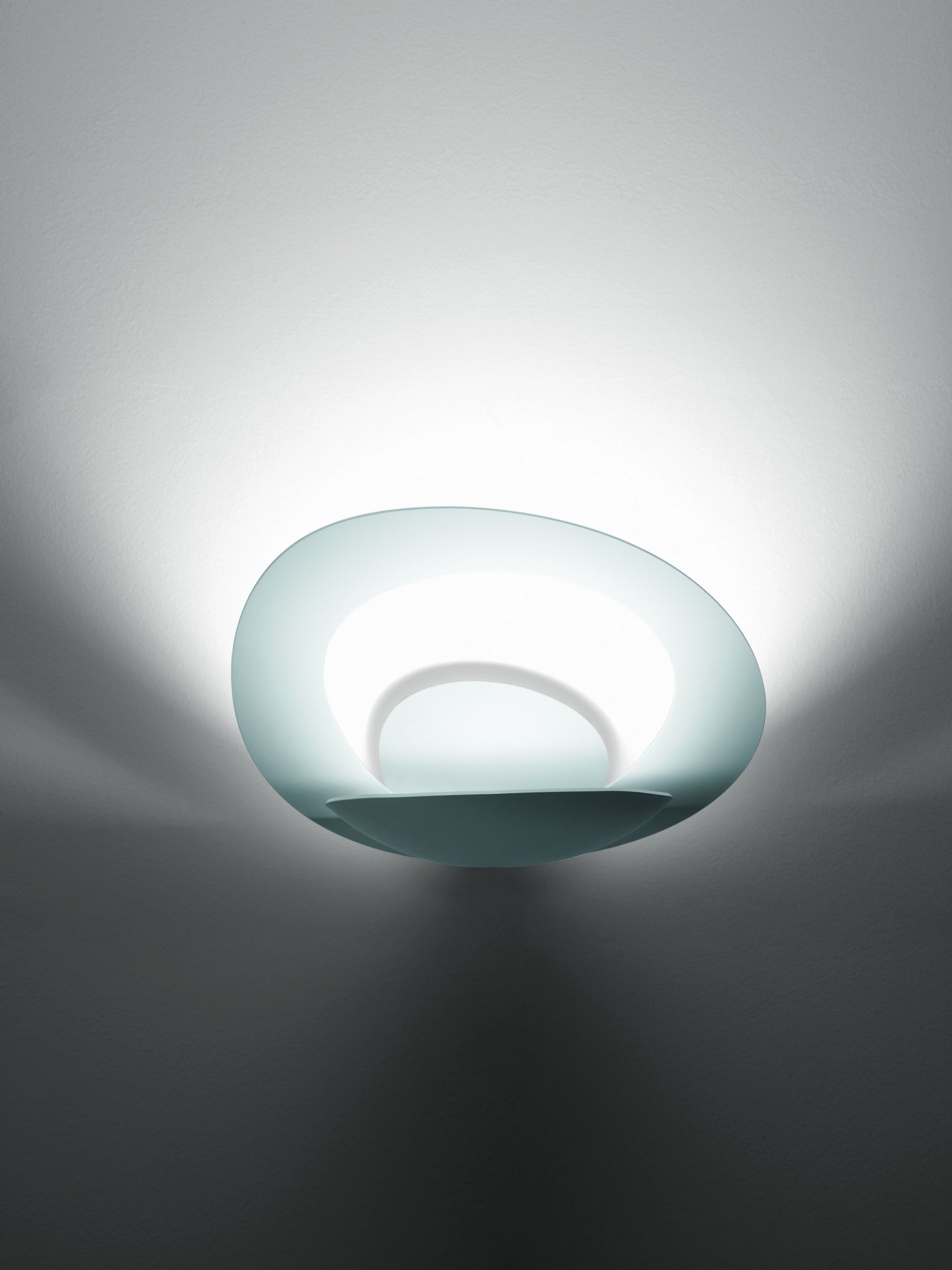 Weiße Pirce Micro LED Wandleuchte von Artemide, modernes Design für indirekte Beleuchtung im Wohnraum.