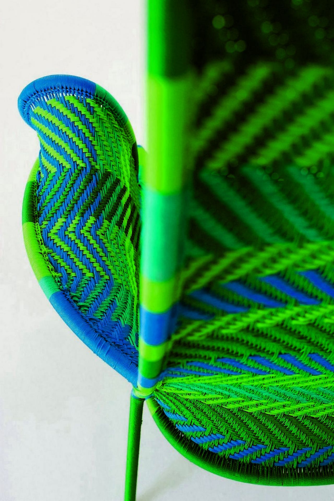 Detailaufnahme des Shadowy Sessels aus der M' Afrique Collection von Moroso, multigrün geflochten.