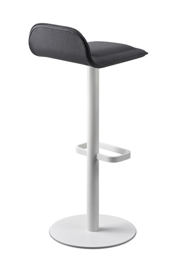 Dave Barhocker von Moree, weiße Ausführung mit anthrazitfarbenem Sitzpolster, Fußstütze und runder Basis.