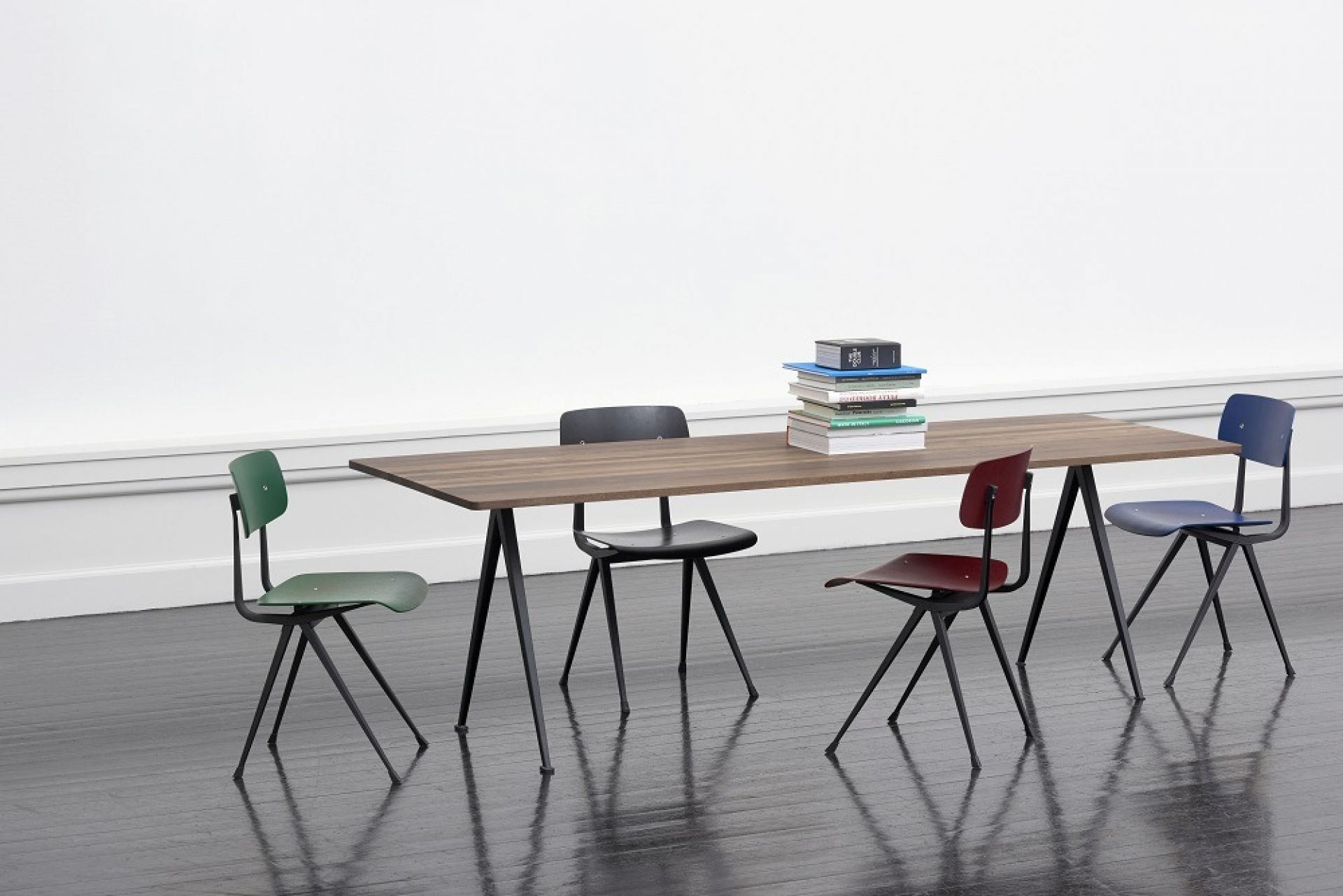 Pyramid Table 02 Esstisch Hay Eiche geräuchert schwarz B 190 x T 85 Pyramid Table 02 Esstisch Hay Eiche geräuchert schwarz B 190 x T 85