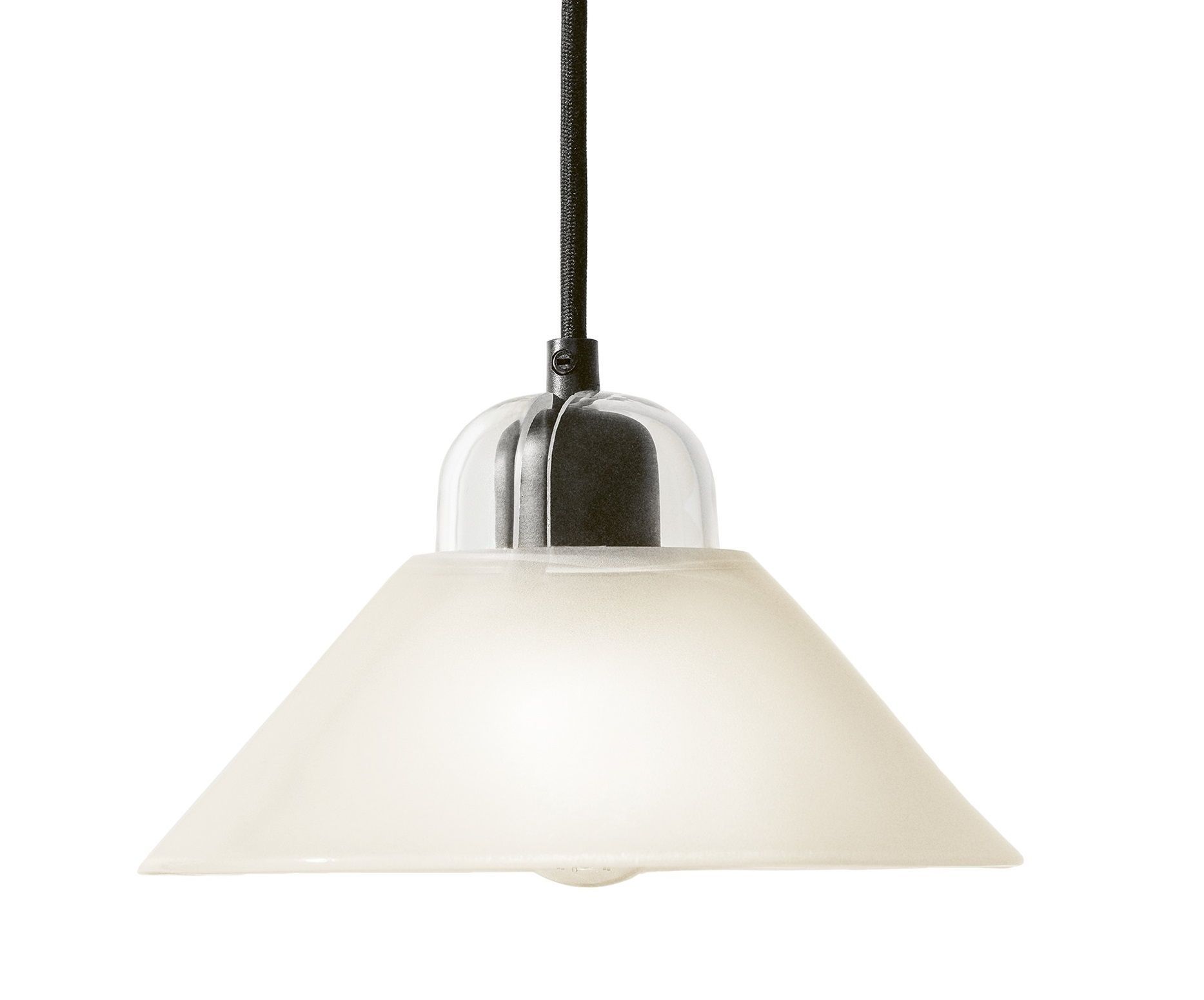 Kalo Lampe von Design House Stockholm: Kegelförmige Pendelleuchte mit schwarzem Kabel und klarem Glasaufsatz.
