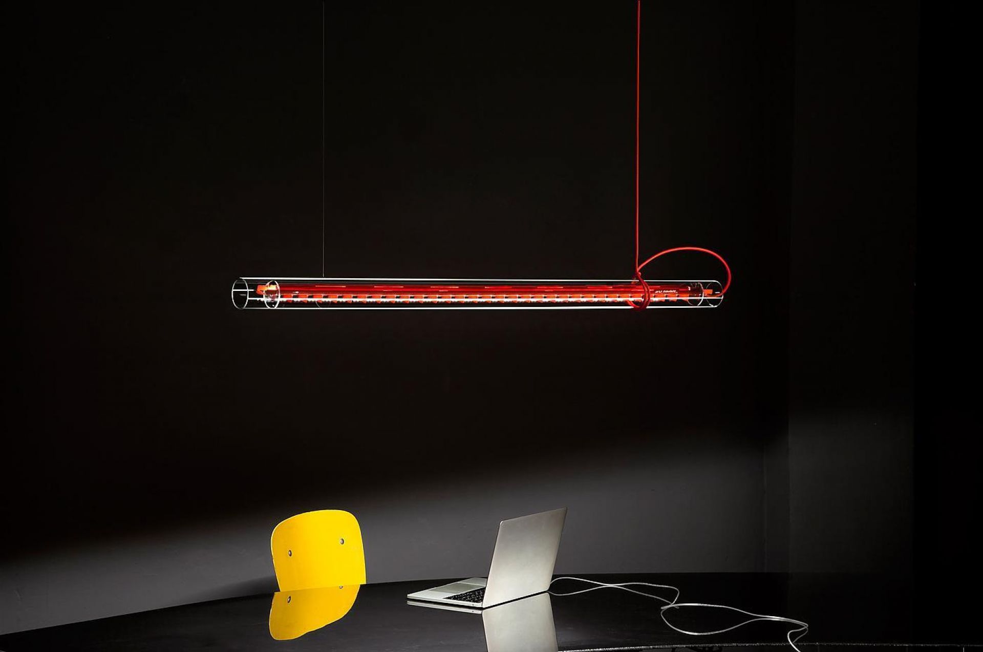 Tubular LED Hängeleuchte Ingo Maurer Kabel rot