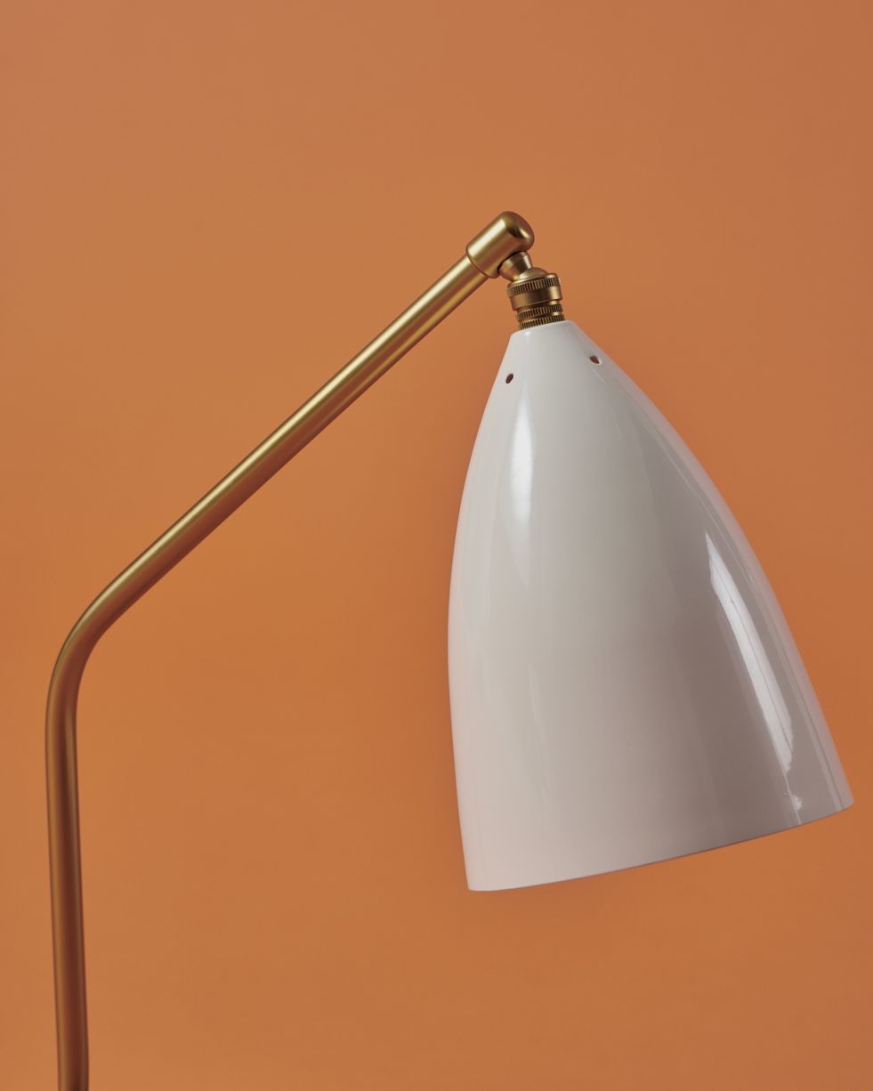 Gräshoppa Tischleuchte in Alabasterweiß glänzend von Gubi, moderne Schreibtischlampe mit goldenem Arm.