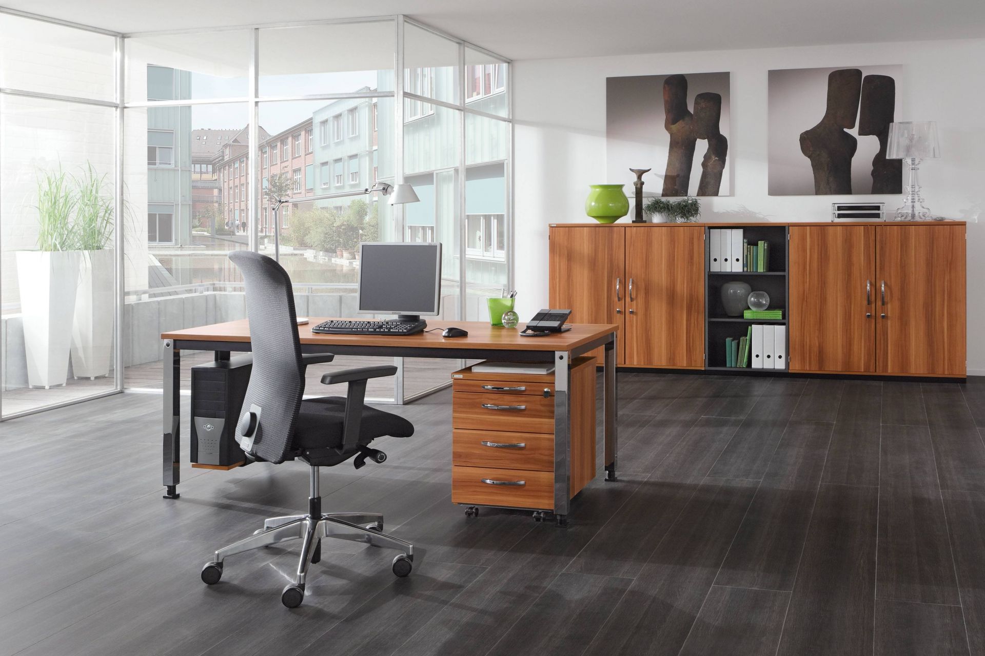 Büro mit Palmberg Sinac Schreibtisch, höhenverstellbar, Holzdekor, Bürostuhl und Rollcontainer. Modernes Bürodesign.