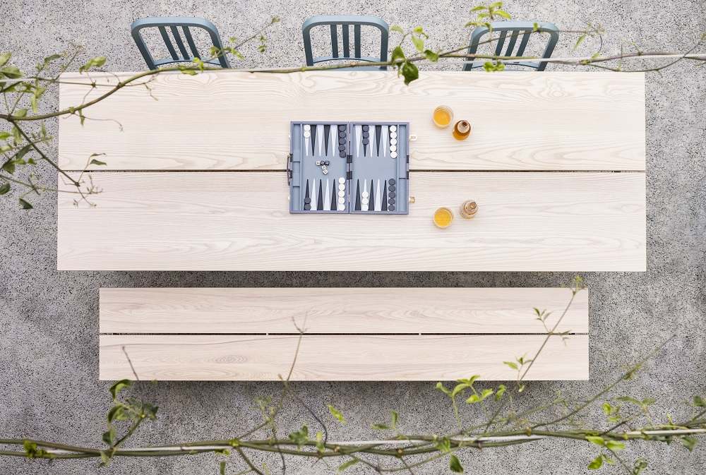 Draufsicht: Emeco Run Bench 4-Sitzer Bank aus Aluminium mit Backgammon und Getränken.