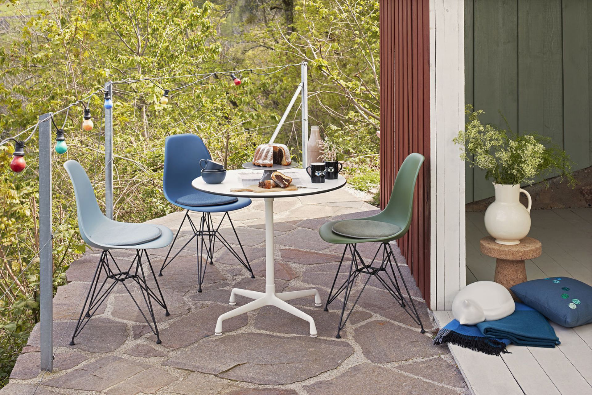 Eames Plastic Side Chair DSR Stuhl Vitra Schwarz-Forest