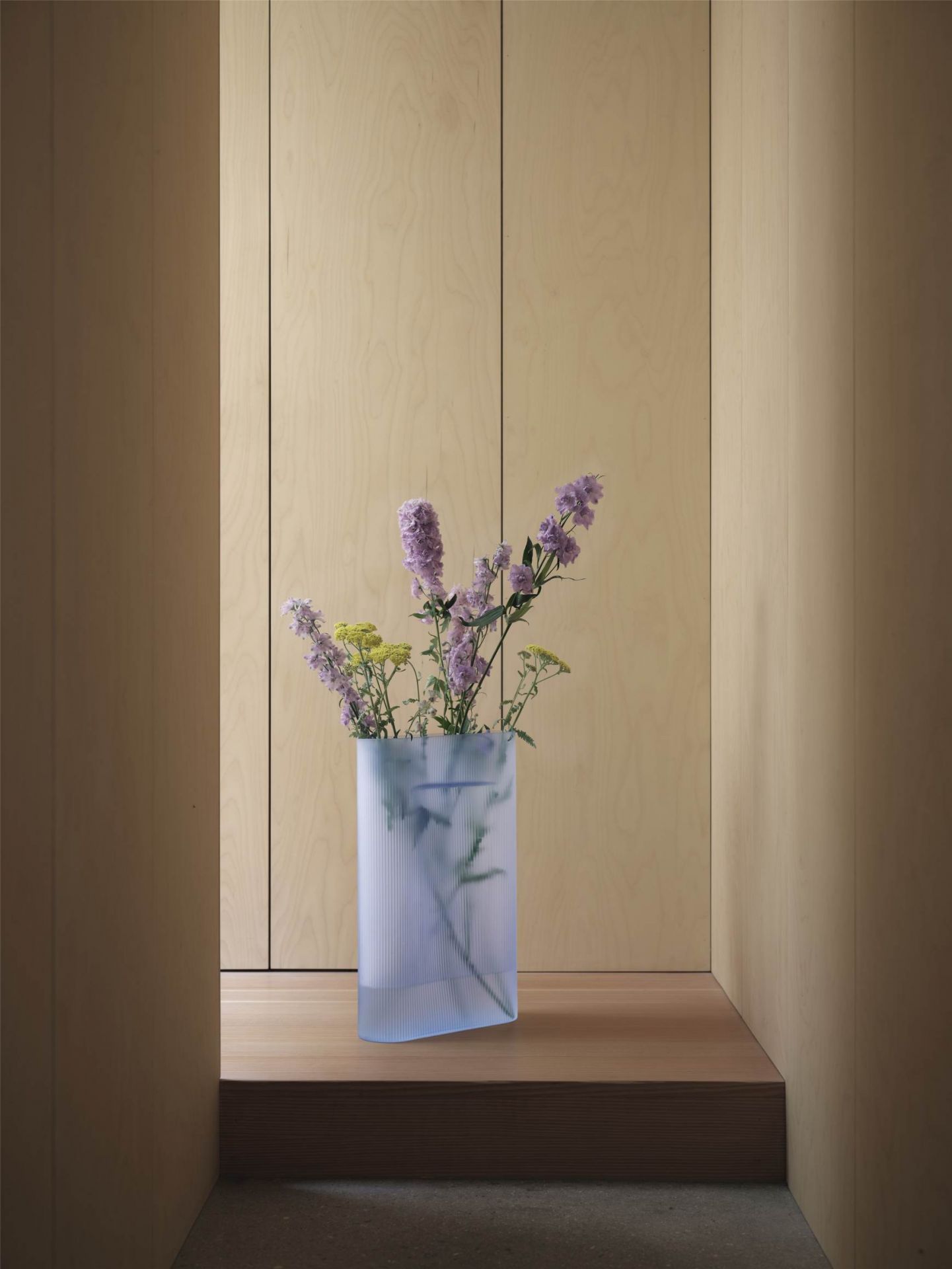 Ridge Vase Muuto Milchglas Hellblau H 35 cm Ridge Vase Muuto Milchglas Hellblau H 35 cm