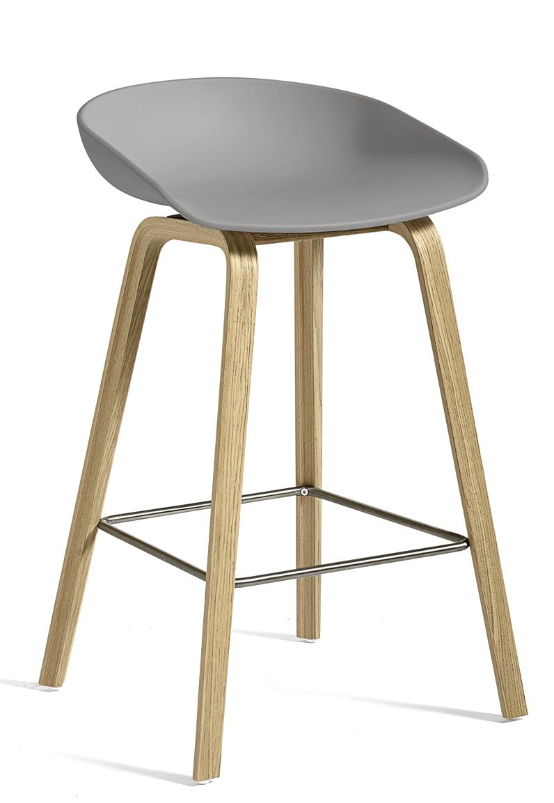 About a Stool AAS32 Barhocker in Betongrau mit Holzbeinen und Fußstütze aus Metall.