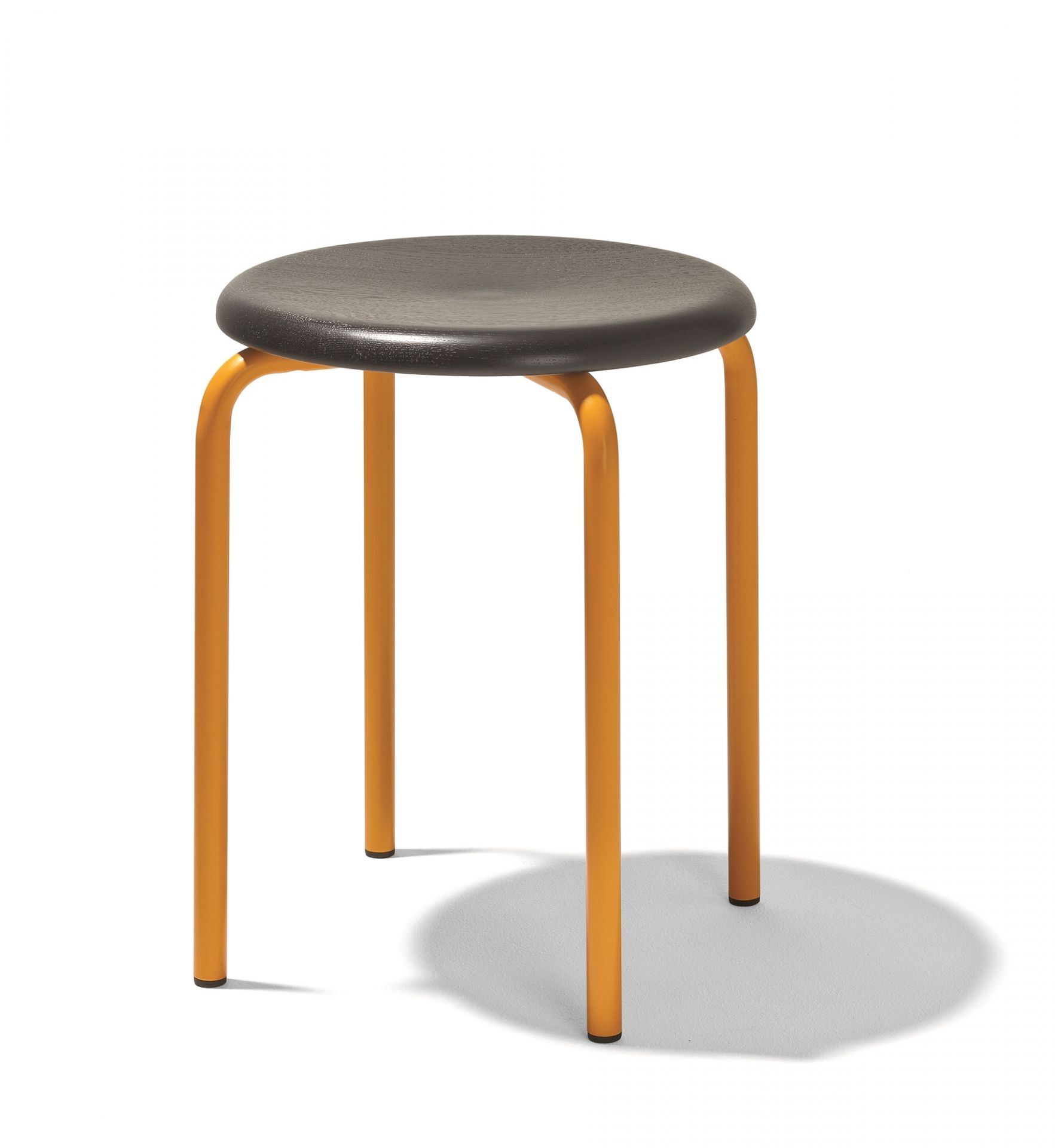 Tom Stapelhocker von Richard Lampert, Sitzfläche schwarz, Gestell narzissengelb, moderner Hocker für Küche und Wohnzimmer.