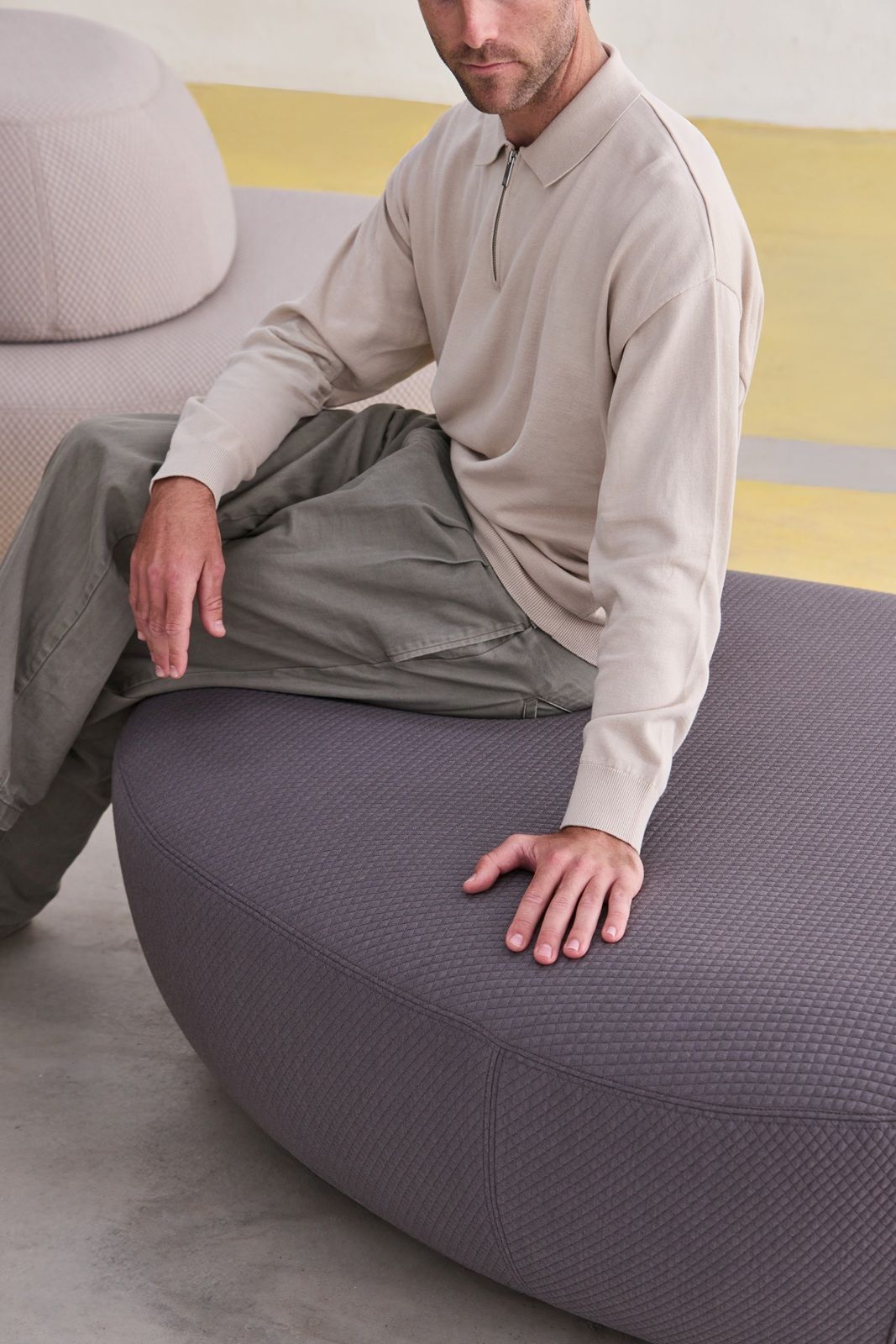 Sisters Pouf Hocker mit Rückenlehne Softline